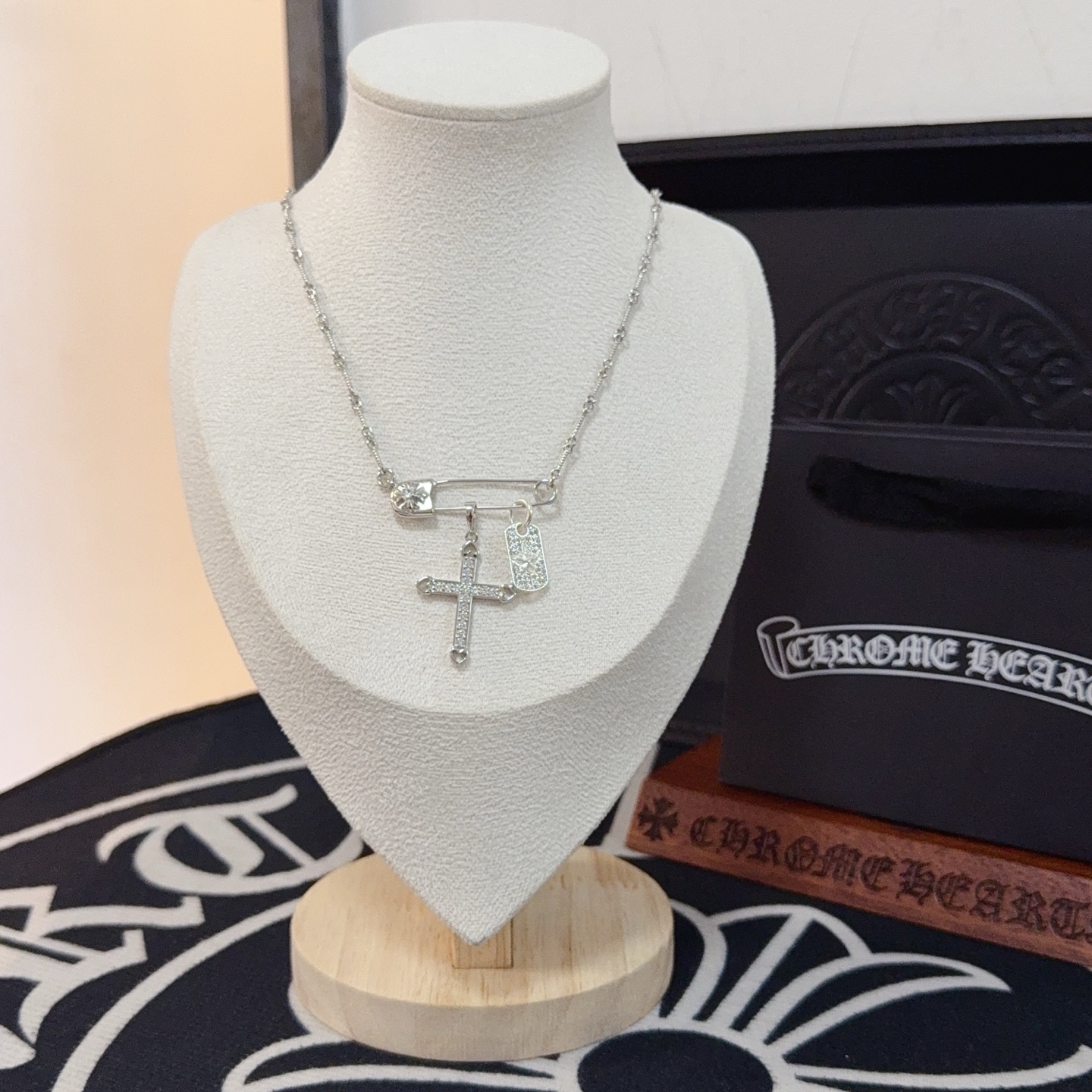 NO:575628,New [counter quality] Chrome Hearts Classic Retro Pin Necklace. Concave and convex shapes with different pattern design styles, showing a distinctive cross. The Scout flower is the symbol of Chrome Hearts, so it is more durable. Genuine pattern-printed Chrome Hearts distinguishes the ordinary light version in the market. Match the version and standard quality. Look at the printing details. The degree of retro gray oxidation. Seiko version!  !  !  Purely handmade ~ Authentic open mold fashion essentials. Can be worn by both men and women. Same style for couples. Official website original. Rock punk Thai silver style. Retro elements. Trendy and versatile!  , jewelry boutique, chrome hearts, chrome hearts, necklace19860909新款【专柜品质】Chrome Hearts克罗心经典复古别针项链 凹凸造型不同的花纹设计风格 呈现出与众不同 十字架 童军花是克罗心的志 所以更经久不衰 正品打版Chrome Hearts克罗心 区别市场普通轻版 对版对标品质 看字印细节 复古做旧灰氧程度.精工版本！！！ 纯手工打造 ～正品开模潮流时尚必备 男女均可佩戴 情侣同款 官网原版 摇滚朋克泰银风格 复古元素 潮流百搭！,饰品精品,chrome hearts,chrome hearts,necklace,Jewelry