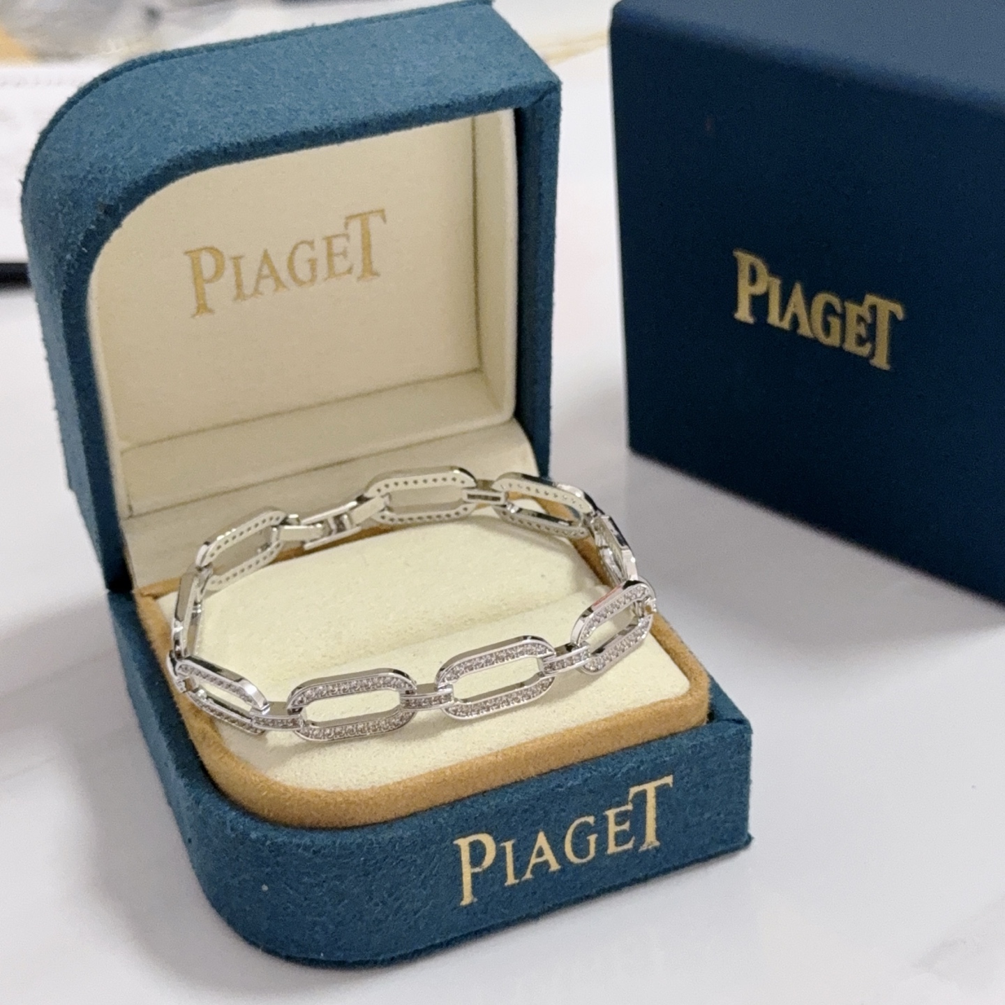 NO:583272,Piaget bracelet, high-end customized version, inlaid with diamonds, V gold material, adjustable length, unique design, gentle and texture~, classic and elegant style, a manifestation of personality, a symbol of love, and a kind of spiritual sustenance. From necklaces decorated with rotating cylinders to pendants and bracelets decorated with rotating rings, jewelry is full of smart and interesting., jewelry boutique,piaget,necklace,bracelet,bracelet19860909Piaget伯爵手链 高端定制版本 镶嵌钻工艺 V金材质 ,可调节长度,设计独特,温柔 有质感～,款式经典大气,是性格的彰显,爱情的象征更是精神的一种寄托.从装饰旋转圆柱的项链到点缀旋转圆环的吊坠和手镯手链,珠宝都充满灵动趣味.,饰品精品,piaget,necklace,bracelet,bracelet,Jewelry