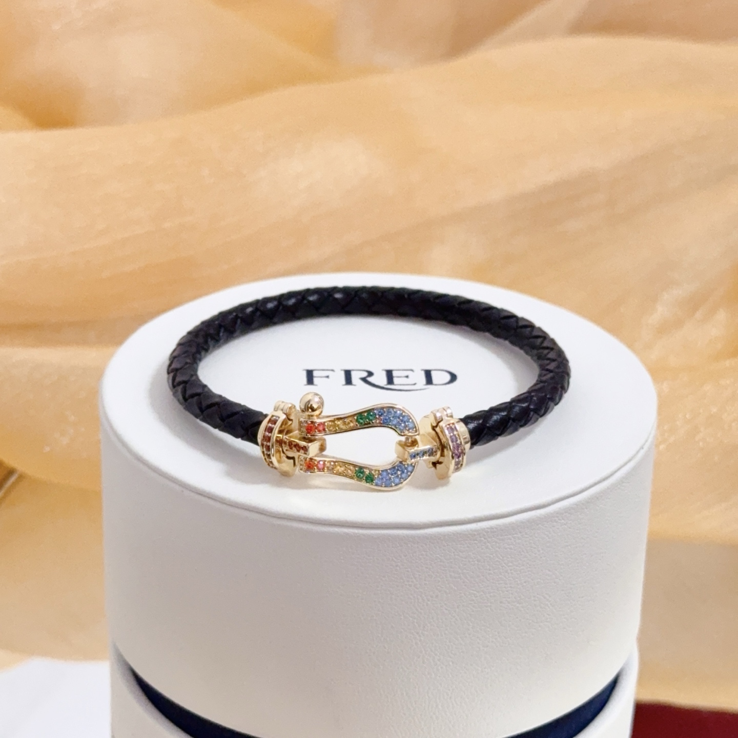 NO:583254,Popular Frederic full diamond horseshoe buckle leather rope bracelet, classic and versatile, a must-have item for fashionistas, fashionable and exquisite, 11 pairs of customized versions, thickened 18k electroplating process, the effect is very versatile!  !  , jewelry boutique, bracelet19860909火爆 费雷德满钻马蹄扣皮绳手镯 经典百搭,网红达人 时尚一族备必单品,时尚精致,11对版定制,加厚电镀18k工艺,上手效果非常百搭！！,饰品精品,bracelet,Jewelry