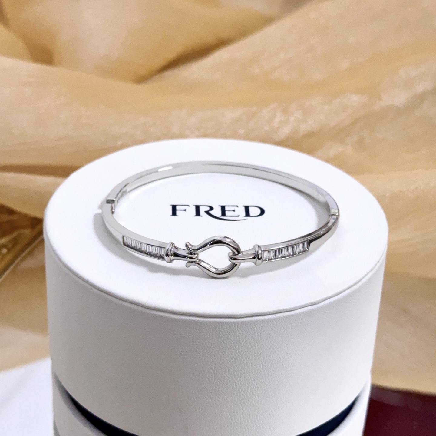 NO:583256,Popular Frederic full diamond horseshoe buckle bracelet, classic and versatile, a must-have item for fashionistas, fashionable and exquisite, 11 pairs of customized versions, thickened 18k electroplating process, the effect is very versatile!  !  , jewelry boutique, bracelet19860909火爆 费雷德满钻马蹄扣手镯 经典百搭,网红达人 时尚一族备必单品,时尚精致,11对版定制,加厚电镀18k工艺,上手效果非常百搭！！,饰品精品,bracelet,Jewelry