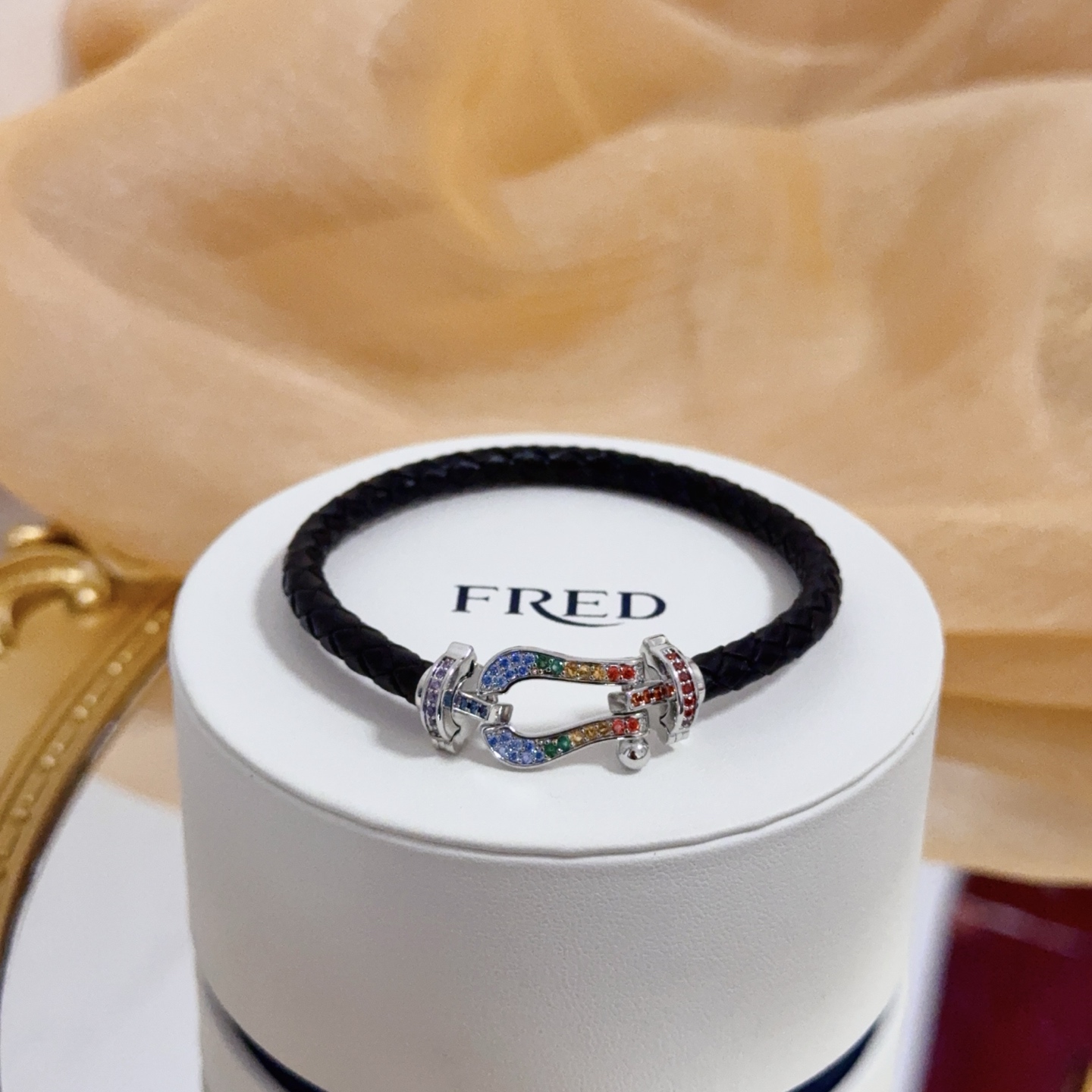 NO:583258,Popular Frederic full diamond horseshoe buckle leather rope bracelet, classic and versatile, a must-have item for fashionistas, fashionable and exquisite, 11 pairs of customized versions, thickened 18k electroplating process, the effect is very versatile!  !  , jewelry boutique, bracelet19860909火爆 费雷德满钻马蹄扣皮绳手镯 经典百搭,网红达人 时尚一族备必单品,时尚精致,11对版定制,加厚电镀18k工艺,上手效果非常百搭！！,饰品精品,bracelet,Jewelry