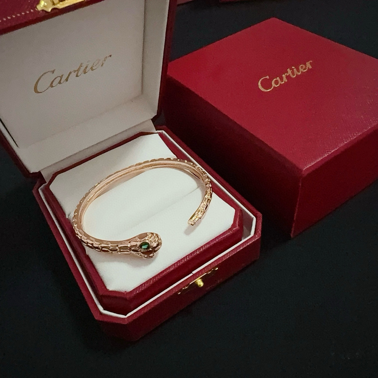 NO:575687,Cartier diamond-encrusted snake head bracelet, high-end customized version, diamond-encrusted craftsmanship, V gold material, classic and fashionable style, reconstruct the aesthetics of love with sharp lines!  Breaking the rules, the diamond-encrusted design actually achieves the ceiling of high-end sense - no need for flashy accumulation, love should be as pure as ever. Cartier is loved by many celebrities and Internet celebrities. The Leopard series bracelet is absolutely an eternal classic, and it is not limited to men and women, and there is no age limit!  Wear it and you will be the center of attention!  , jewelry boutique, cartier, bracelet19860909卡地亚镶钻蛇头手镯 高端定制版本 镶嵌钻工艺 V金材质 经典而时尚风格 用凌厉线条重构爱情美学！打破常规,镶嵌钻设计反而成就高级感天花板——无需浮华堆砌,爱本应纯粹如初 卡地亚受众多明星网红的爱戴 豹子系列手镯 绝对是永恒经典 而且男女不限 年龄不限 ！戴上它你就是焦点！,饰品精品,cartier,bracelet,Jewelry