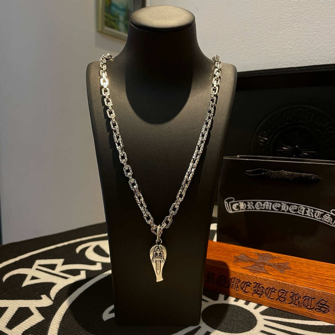 NO:583156,Batch Douyin / Kuaishou / ins / Xiaohongshu / live broadcast popular, new [counter quality] Chrome Hearts necklace, whistle sword pendant, different concave and convex shapes, pattern design style, showing a distinctive cross. The Scout flower is the symbol of Chrome Hearts, so it is more durable. Genuine patterned Chrome Hearts distinguishes the ordinary light version in the market. Match the standard quality. Look at the printing details. The degree of retro gray oxidation. Seiko version!  !  !  Purely handmade ~ Authentic open mold fashion essentials. Can be worn by both men and women. Same style for couples. Official website original. Rock punk Thai silver style. Retro elements. Trendy and versatile!  , jewelry boutique, chrome hearts, chrome hearts, necklace19860909批 抖音/快手/ins/小红书/直播热门 ,新款【专柜品质】Chrome Hearts克罗心项链 ,哨子宝剑吊坠,凹凸造型不同的花纹设计风格 呈现出与众不同 十字架 童军花是克罗心的志 所以更经久不衰 正品打版Chrome Hearts克罗心 区别市场普通轻版 对版对标品质 看字印细节 复古做旧灰氧程度.精工版本！！！ 纯手工打造 ～正品开模潮流时尚必备 男女均可佩戴 情侣同款 官网原版 摇滚朋克泰银风格 复古元素 潮流百搭！,饰品精品,chrome hearts,chrome hearts,necklace,Jewelry