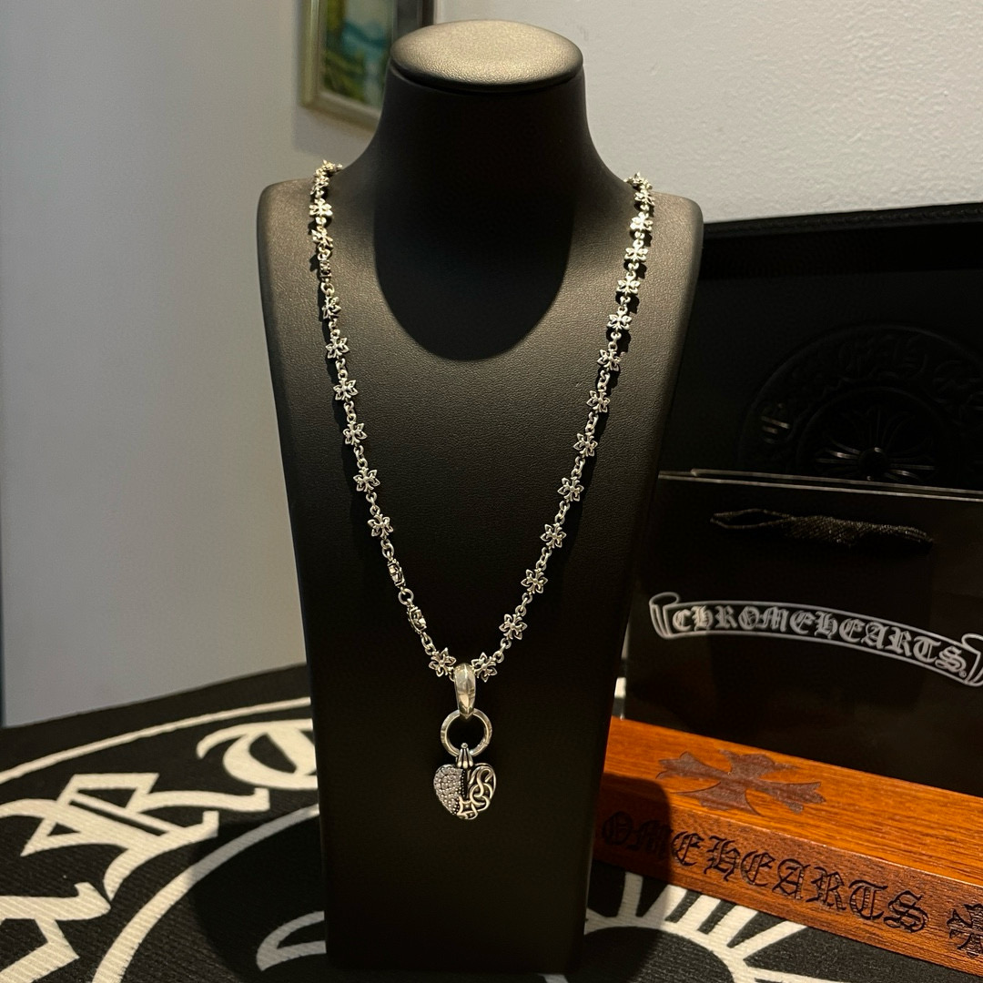 NO:583161,Approved on Douyin/Kuaishou/ins/Xiaohongshu/live broadcast popular, new [counter quality] Chrome Hearts necklace, rattan flower love pendant, different concave and convex shapes, pattern design style, showing a distinctive cross. The Scout flower is the symbol of Chrome Hearts, so it is more durable. Genuine version of Chrome Hearts is different from the ordinary light version in the market. Match the standard quality. Look at the printing details. The degree of retro ash oxidation. Seiko version!  !  !  Purely handmade ~ Authentic open mold fashion essentials. Can be worn by both men and women. Same style for couples. Official website original. Rock punk Thai silver style. Retro elements. Trendy and versatile!  , jewelry boutique, chrome hearts, chrome hearts, necklace19860909批抖音/快手/ins/小红书/直播热门 ,新款【专柜品质】Chrome Hearts克罗心项链 ,藤花爱心吊坠,凹凸造型不同的花纹设计风格 呈现出与众不同 十字架 童军花是克罗心的志 所以更经久不衰 正品打版Chrome Hearts克罗心 区别市场普通轻版 对版对标品质 看字印细节 复古做旧灰氧程度.精工版本！！！ 纯手工打造 ～正品开模潮流时尚必备 男女均可佩戴 情侣同款 官网原版 摇滚朋克泰银风格 复古元素 潮流百搭！,饰品精品,chrome hearts,chrome hearts,necklace,Jewelry