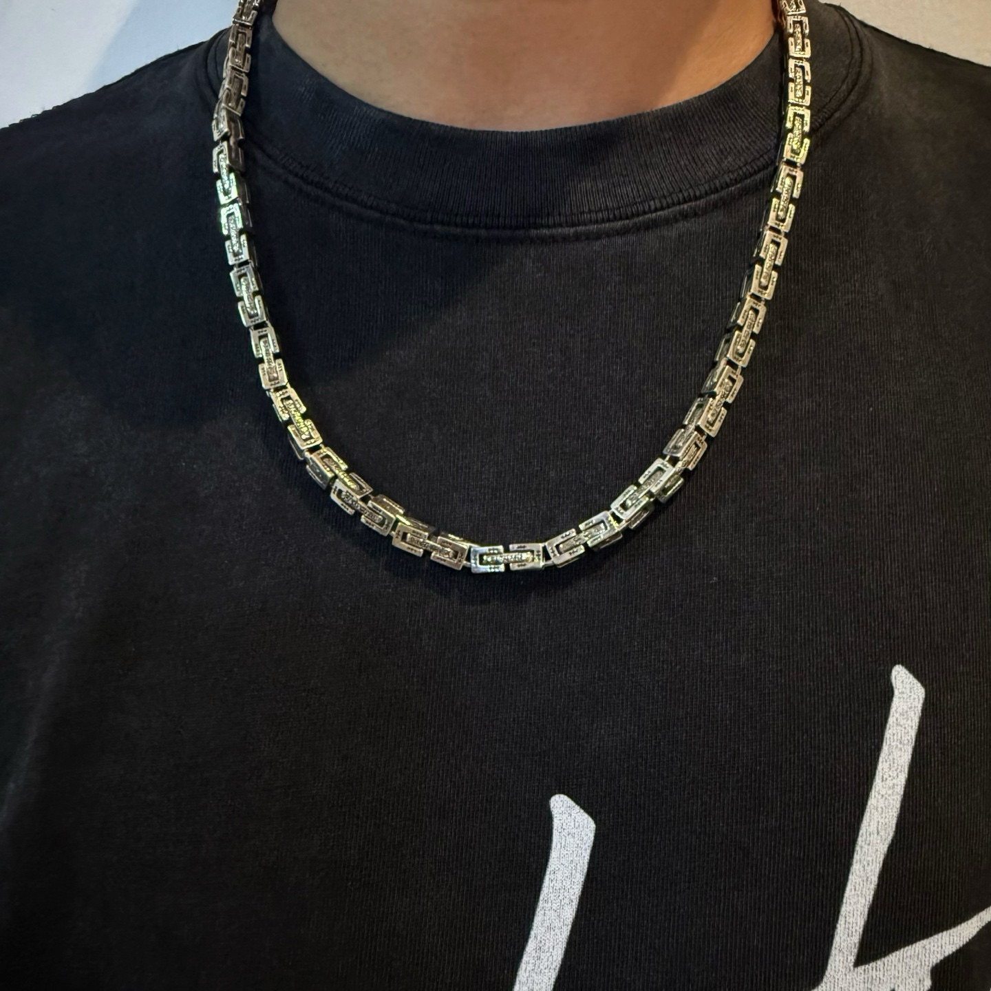 NO:583165,Batch Nicholas Tse's same necklace [counter quality] Chrome Hearts, gold classic retro multi-element necklace, concave and convex shapes with different pattern design styles, showing a distinctive cross. The Scout flower is the symbol of Chrome Hearts, so it is more durable. Genuine pattern-printed Chrome Hearts distinguishes the ordinary light version in the market. Match the version and standard quality. Look at the printing details. The degree of retro gray oxidation. Seiko version!  !  !  Purely handmade ~ Authentic open mold fashion essentials. Can be worn by both men and women. Same style for couples. Official website original. Rock punk Thai silver style. Retro elements. Trendy and versatile!  , jewelry boutique, chrome hearts, chrome hearts, necklace, gold19860909批 谢霆锋同款项链【专柜品质】Chrome Hearts克罗心 黄金色经典复古多元素项链 凹凸造型不同的花纹设计风格 呈现出与众不同 十字架 童军花是克罗心的志 所以更经久不衰 正品打版Chrome Hearts克罗心 区别市场普通轻版 对版对标品质 看字印细节 复古做旧灰氧程度.精工版本！！！ 纯手工打造 ～正品开模潮流时尚必备 男女均可佩戴 情侣同款 官网原版 摇滚朋克泰银风格 复古元素 潮流百搭！,饰品精品,chrome hearts,chrome hearts,necklace,gold,Jewelry