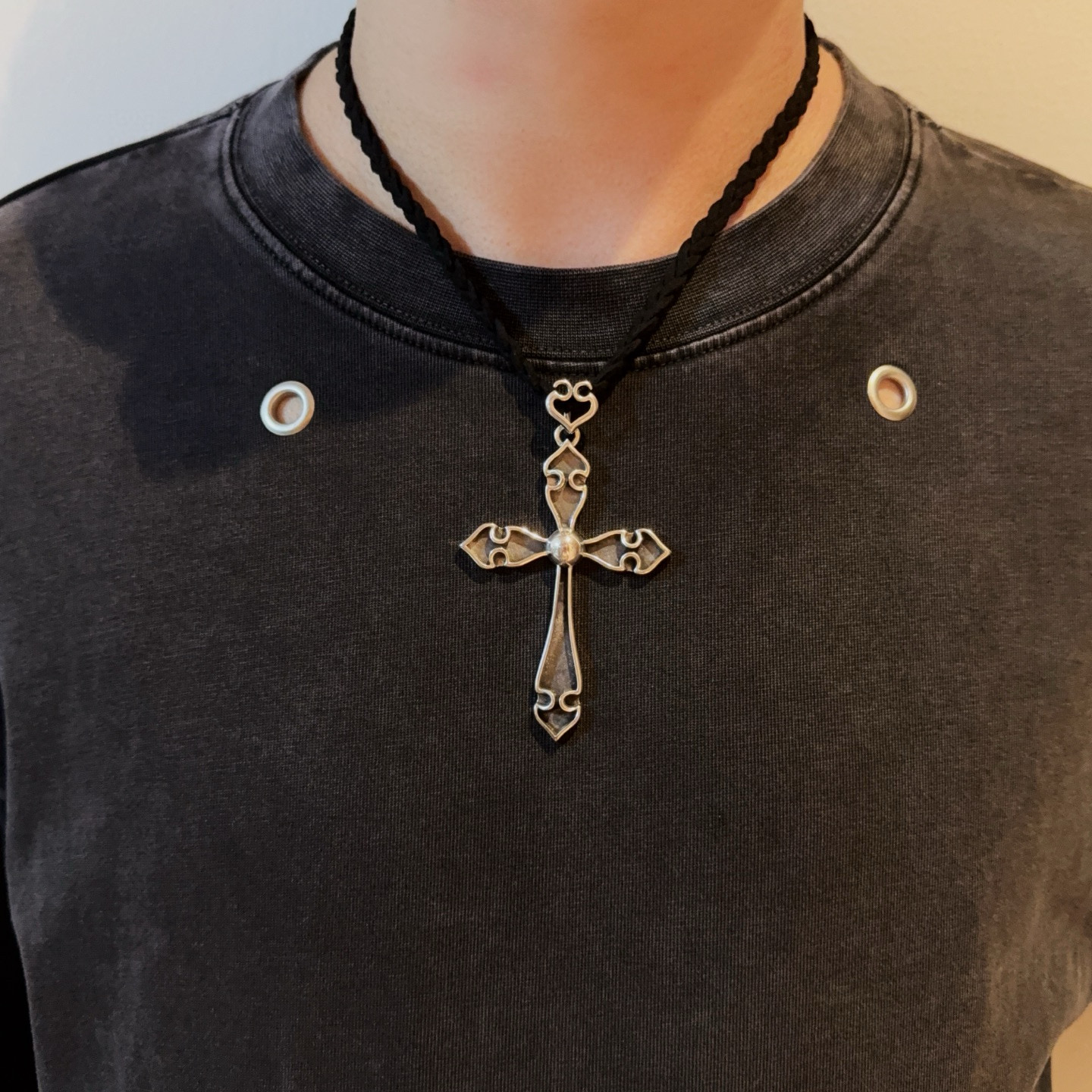 NO:583175,The new [counter quality] Chrome Hearts Chrome Hearts leather rope braided cross necklace, the length can be adjusted at will, and the concave and convex shapes have different pattern design styles, showing a distinctive cross. The Scout flower is the symbol of Chrome Hearts, so it is more durable. The genuine pattern-printed Chrome Hearts Chrome Hearts is different from the ordinary light version in the market. Check the quality of the version. Look at the printing details, the degree of retro gray oxidation. Seiko version!  !  !  Purely handmade ~ Authentic open mold fashion essentials. Can be worn by both men and women. Same style for couples. Official website original. Rock punk Thai silver style. Retro elements. Trendy and versatile!  , jewelry boutique, chrome hearts, chrome hearts, necklace19860909新款【专柜品质】Chrome Hearts克罗心皮绳编织十字架项链 ,任意调节长度,凹凸造型不同的花纹设计风格 呈现出与众不同 十字架 童军花是克罗心的志 所以更经久不衰 正品打版Chrome Hearts克罗心 区别市场普通轻版 对版对标品质 看字印细节 复古做旧灰氧程度.精工版本！！！ 纯手工打造 ～正品开模潮流时尚必备 男女均可佩戴 情侣同款 官网原版 摇滚朋克泰银风格 复古元素 潮流百搭！,饰品精品,chrome hearts,chrome hearts,necklace,Jewelry