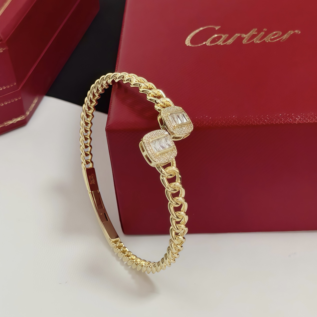 NO:583286,Cartier diamond-encrusted bracelet, high-end customized version, diamond-encrusted craftsmanship, V gold material, classic and fashionable style, reconstruct the aesthetics of love with sharp lines!  Breaking the rules, the diamond-encrusted design actually achieves the ceiling of high-end sense - no need for flashy accumulation, love should be as pure as ever. Cartier is loved by many celebrities and Internet celebrities. The Leopard series bracelet is absolutely an eternal classic, and it is not limited to men and women, and there is no age limit!  Wear it and you will be the center of attention!  , jewelry boutique, cartier, bracelet19860909卡地亚镶钻手镯 高端定制版本 镶嵌钻工艺 V金材质 经典而时尚风格 用凌厉线条重构爱情美学！打破常规,镶嵌钻设计反而成就高级感天花板——无需浮华堆砌,爱本应纯粹如初 卡地亚受众多明星网红的爱戴 豹子系列手镯 绝对是永恒经典 而且男女不限 年龄不限 ！戴上它你就是焦点！,饰品精品,cartier,bracelet,Jewelry