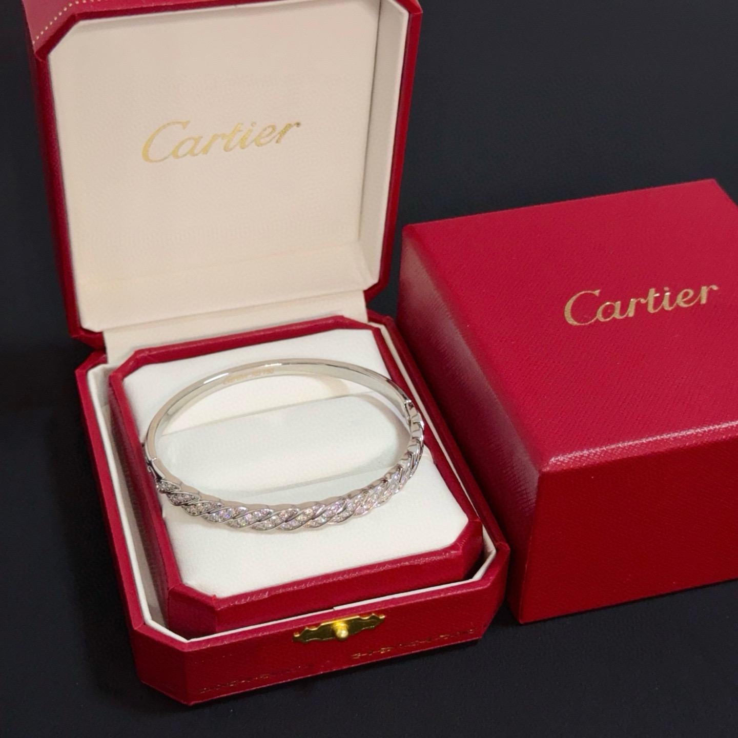 NO:575694,Cartier diamond-encrusted bracelet, high-end customized version, diamond-encrusted craftsmanship, V gold material, classic and fashionable style, reconstruct the aesthetics of love with sharp lines!  Breaking the rules, the diamond-encrusted design actually achieves the ceiling of high-end sense - no need for flashy accumulation, love should be as pure as ever. Cartier is loved by many celebrities and Internet celebrities. The Leopard series bracelet is absolutely an eternal classic, and it is not limited to men and women, and there is no age limit!  Wear it and you will be the center of attention!  , jewelry boutique, cartier, bracelet19860909卡地亚镶钻手镯 高端定制版本 镶嵌钻工艺 V金材质 经典而时尚风格 用凌厉线条重构爱情美学！打破常规,镶嵌钻设计反而成就高级感天花板——无需浮华堆砌,爱本应纯粹如初 卡地亚受众多明星网红的爱戴 豹子系列手镯 绝对是永恒经典 而且男女不限 年龄不限 ！戴上它你就是焦点！,饰品精品,cartier,bracelet,Jewelry