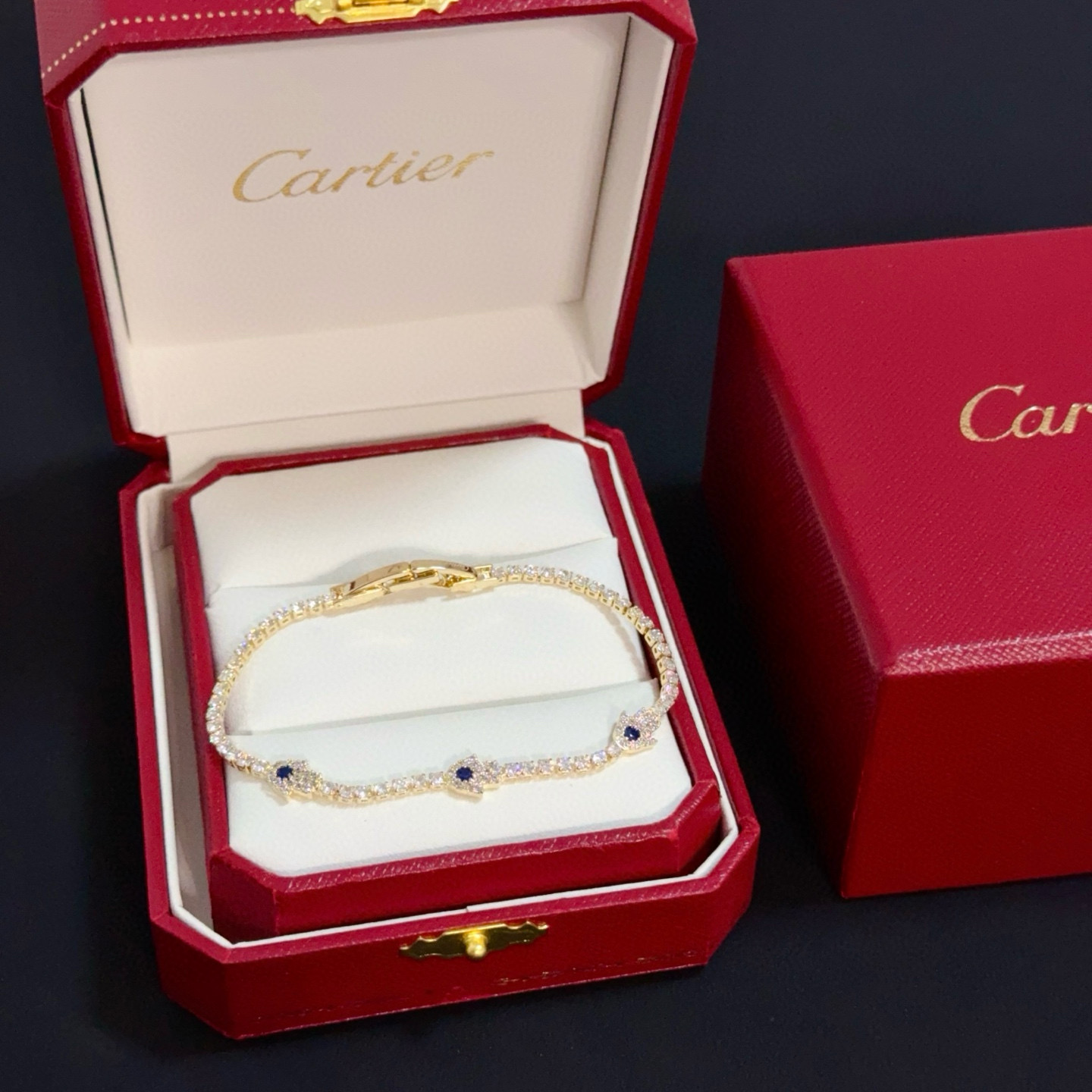 NO:583274,Cartier diamond-encrusted bracelet, high-end customized version, diamond-encrusted craftsmanship, V-gold material, classic and fashionable style, reconstructing the aesthetics of love with sharp lines!  Breaking the rules, the diamond-encrusted design actually achieves the ceiling of high-end sense - no need for flashy accumulation, love should be as pure as ever. Cartier is loved by many celebrities and Internet celebrities. The Leopard series bracelet is absolutely an eternal classic, and it is not limited to men and women, and there is no age limit!  Wear it and you will be the center of attention!  , jewelry boutique,cartier,bracelet,bracelet19860909卡地亚镶钻手链 高端定制版本 镶嵌钻工艺 V金材质 经典而时尚风格 用凌厉线条重构爱情美学！打破常规,镶嵌钻设计反而成就高级感天花板——无需浮华堆砌,爱本应纯粹如初 卡地亚受众多明星网红的爱戴 豹子系列手镯 绝对是永恒经典 而且男女不限 年龄不限 ！戴上它你就是焦点！,饰品精品,cartier,bracelet,bracelet,Jewelry