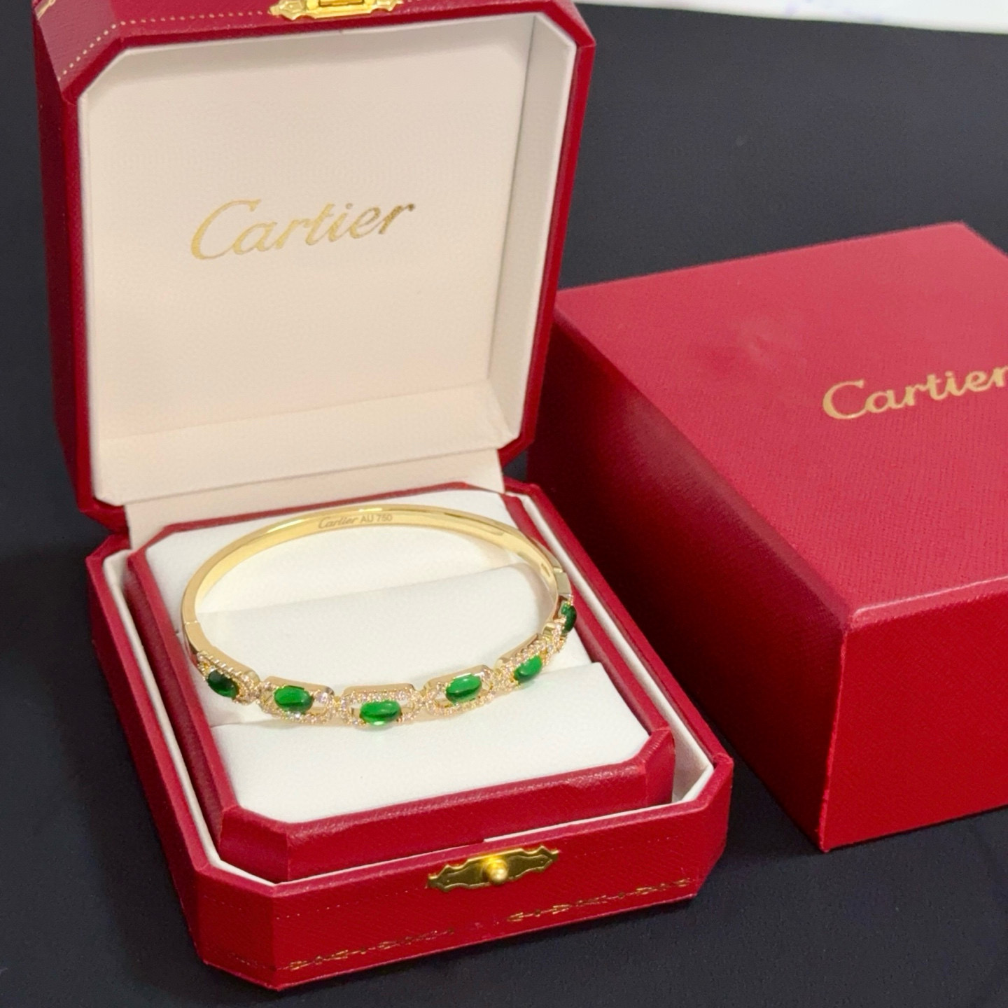 NO:575695,Cartier diamond-encrusted bracelet, high-end customized version, diamond-encrusted craftsmanship, V gold material, classic and fashionable style, reconstruct the aesthetics of love with sharp lines!  Breaking the rules, the diamond-encrusted design actually achieves the ceiling of high-end sense - no need for flashy accumulation, love should be as pure as ever. Cartier is loved by many celebrities and Internet celebrities. The Leopard series bracelet is absolutely an eternal classic, and it is not limited to men and women, and there is no age limit!  Wear it and you will be the center of attention!  , jewelry boutique, cartier, bracelet19860909卡地亚镶钻手镯 高端定制版本 镶嵌钻工艺 V金材质 经典而时尚风格 用凌厉线条重构爱情美学！打破常规,镶嵌钻设计反而成就高级感天花板——无需浮华堆砌,爱本应纯粹如初 卡地亚受众多明星网红的爱戴 豹子系列手镯 绝对是永恒经典 而且男女不限 年龄不限 ！戴上它你就是焦点！,饰品精品,cartier,bracelet,Jewelry