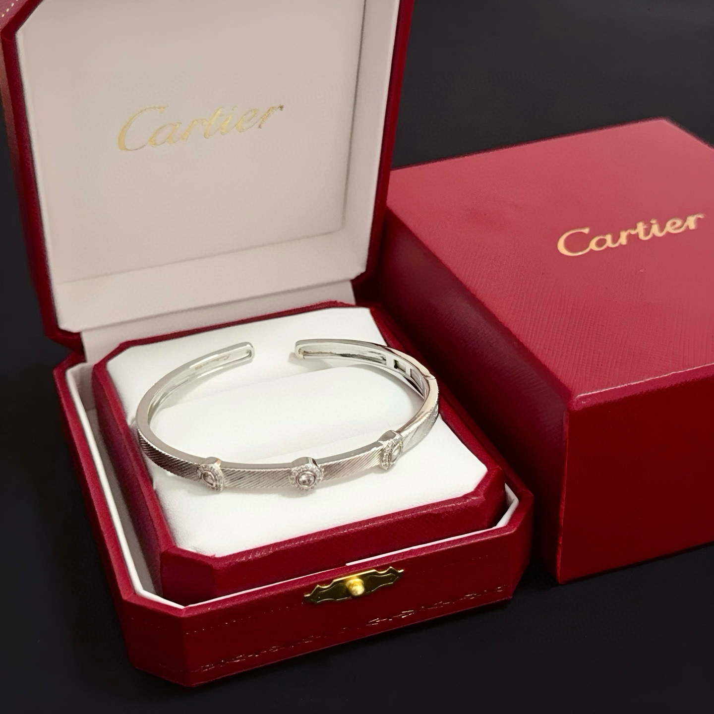 NO:583281,Cartier love diamond-encrusted bracelet, high-end customized version, diamond-encrusted craftsmanship, V gold material, classic and fashionable style, reconstruct the aesthetics of love with sharp lines!  Breaking the rules, the diamond-encrusted design actually achieves the ceiling of high-end sense - no need for flashy accumulation, love should be as pure as ever. Cartier is loved by many celebrities and Internet celebrities. The Leopard series bracelet is absolutely an eternal classic, and it is not limited to men and women, and there is no age limit!  Wear it and you will be the center of attention!  , jewelry boutique, cartier, bracelet19860909卡地亚love镶钻手镯 高端定制版本 镶嵌钻工艺 V金材质 经典而时尚风格 用凌厉线条重构爱情美学！打破常规,镶嵌钻设计反而成就高级感天花板——无需浮华堆砌,爱本应纯粹如初 卡地亚受众多明星网红的爱戴 豹子系列手镯 绝对是永恒经典 而且男女不限 年龄不限 ！戴上它你就是焦点！,饰品精品,cartier,bracelet,Jewelry