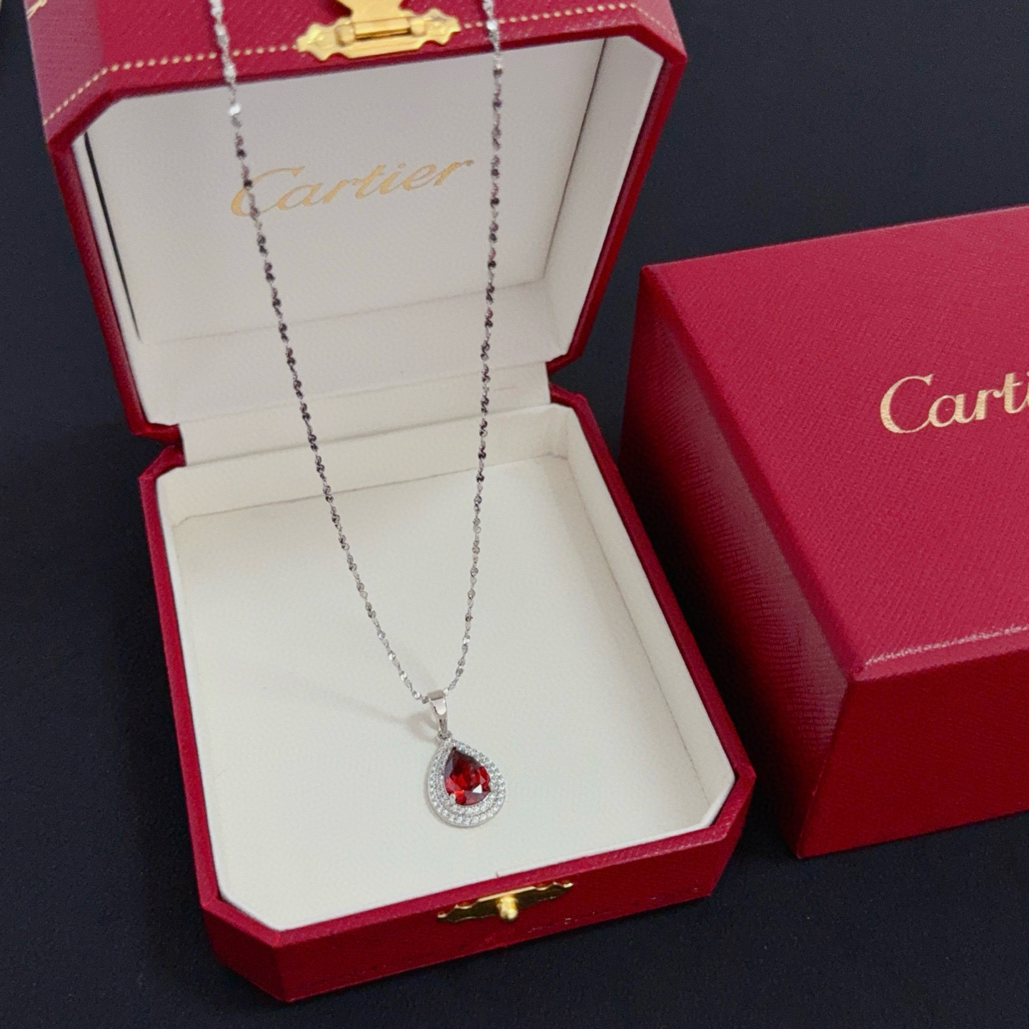 NO:583287,Cartier diamond-encrusted necklace, celebrity internet celebrity's companionship, Douyin Xiaohongshu hot hit, high-end customized version, diamond-encrusted craftsmanship, V-gold material, classic and fashionable style, reconstruct the aesthetics of love with sharp lines!  Breaking the rules, the diamond-encrusted design actually achieves the ceiling of high-end sense - no need for flashy accumulation, love should be as pure as ever. Cartier is loved by many celebrities and Internet celebrities. The Leopard series bracelet is absolutely an eternal classic, and it is not limited to men and women, and there is no age limit!  Wear it and you will be the center of attention!  , jewelry boutique,cartier,necklace,bracelet19860909卡地亚镶钻项链 明星网红同歀 抖音小红书爆款 高端定制版本 镶嵌钻工艺 V金材质 经典而时尚风格 用凌厉线条重构爱情美学！打破常规,镶嵌钻设计反而成就高级感天花板——无需浮华堆砌,爱本应纯粹如初 卡地亚受众多明星网红的爱戴 豹子系列手镯 绝对是永恒经典 而且男女不限 年龄不限 ！戴上它你就是焦点！,饰品精品,cartier,necklace,bracelet,Jewelry