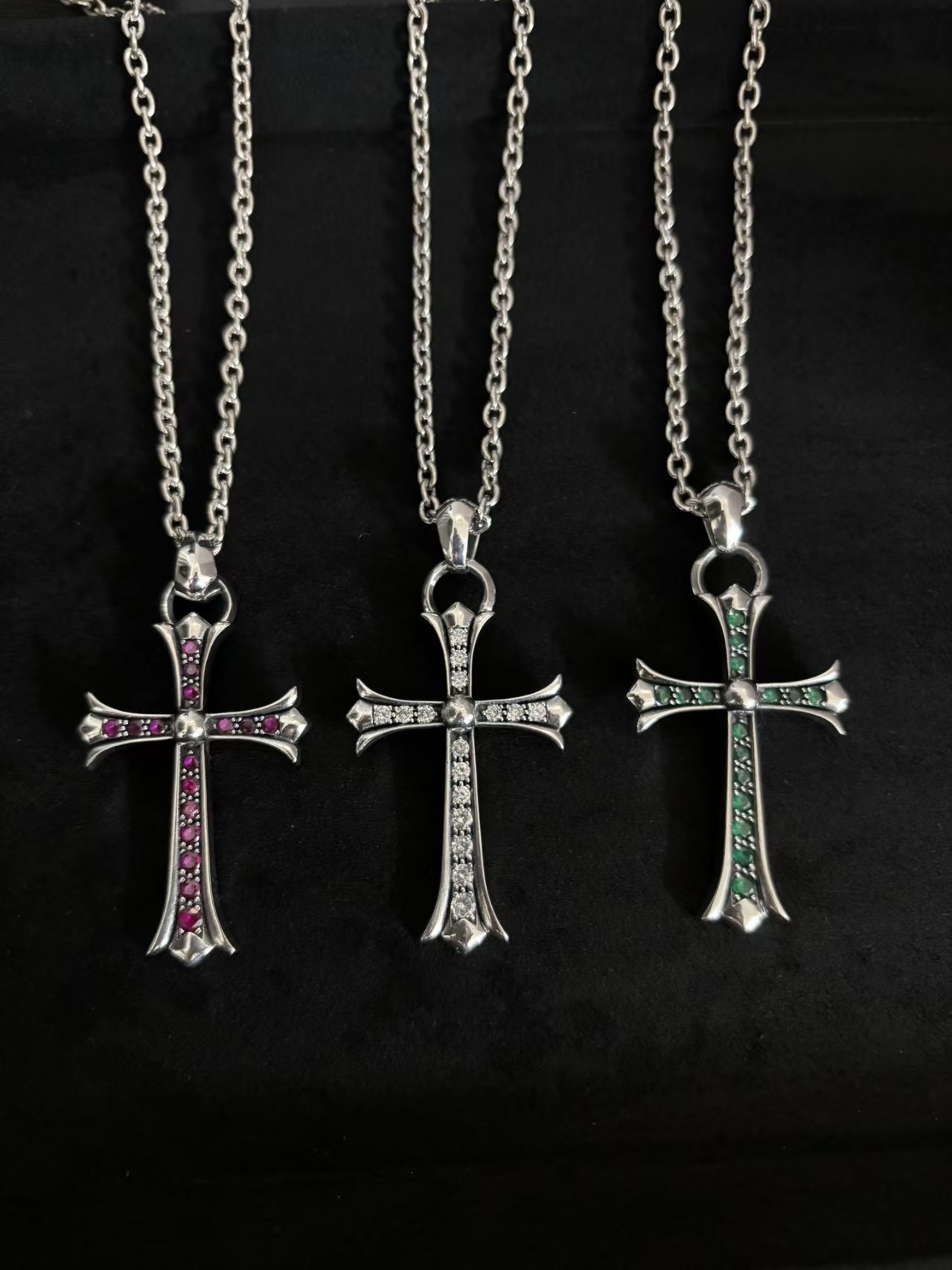 NO:583547,New [counter quality] Chrome Hearts classic retro large cross necklace, big mouth pendant. Concave and convex shapes with different pattern design styles, showing a distinctive cross. The Scout flower is the symbol of Chrome Hearts, so it is more durable. Genuine pattern-printed Chrome Hearts distinguishes the ordinary light version in the market. Match the version and standard quality. Look at the printing details. The degree of retro gray oxidation. Seiko version!  !  !  Purely handmade ~ Authentic open mold fashion essentials. Can be worn by both men and women. Same style for couples. Official website original. Rock punk Thai silver style. Retro elements. Trendy and versatile!  , jewelry boutique, chrome hearts, chrome hearts, necklace19860909新款【专柜品质】Chrome Hearts克罗心经典复古大十字架项链,大嘴吊坠 凹凸造型不同的花纹设计风格 呈现出与众不同 十字架 童军花是克罗心的志 所以更经久不衰 正品打版Chrome Hearts克罗心 区别市场普通轻版 对版对标品质 看字印细节 复古做旧灰氧程度.精工版本！！！ 纯手工打造 ～正品开模潮流时尚必备 男女均可佩戴 情侣同款 官网原版 摇滚朋克泰银风格 复古元素 潮流百搭！,饰品精品,chrome hearts,chrome hearts,necklace,Jewelry