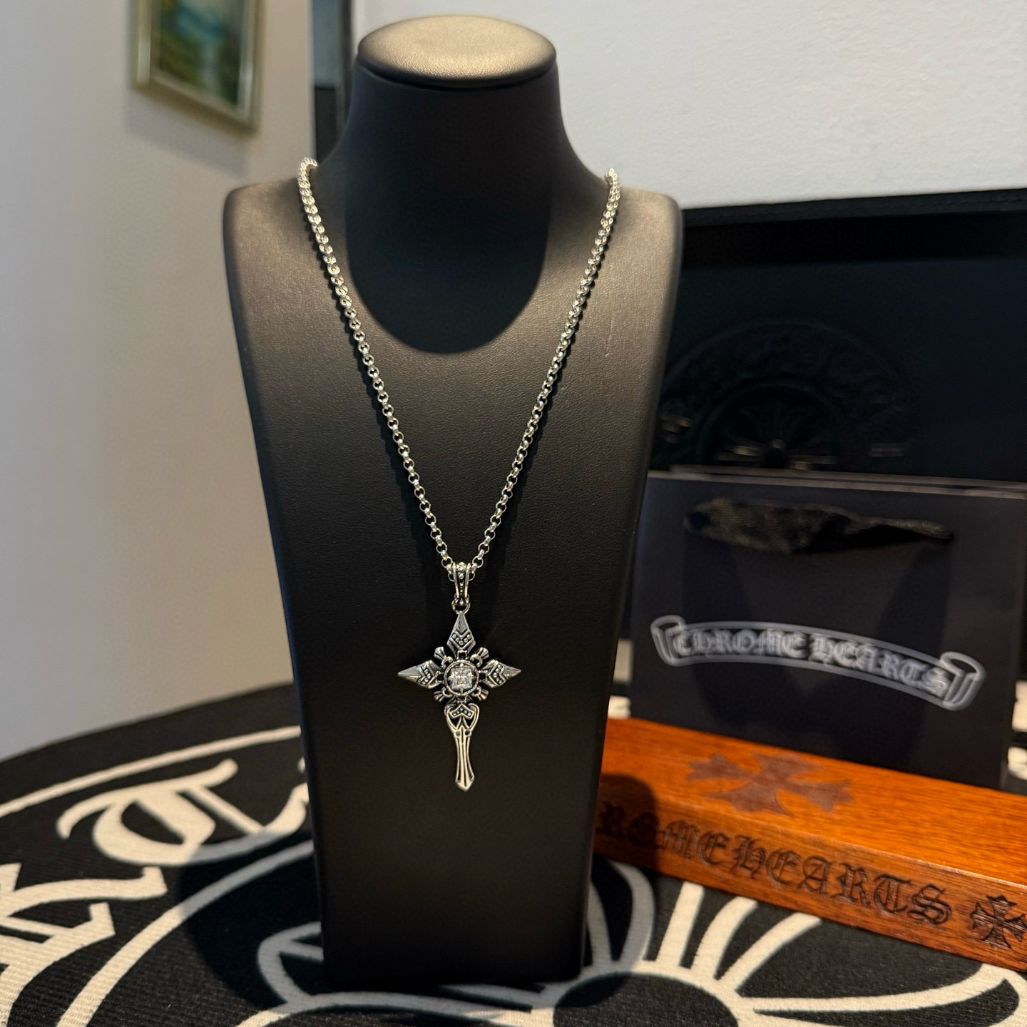 NO:583557,Batch [counter quality] Chrome Hearts Cross Necklace, with different concave and convex shapes, different pattern design styles, showing a distinctive cross and the Scout flower is the symbol of Chrome Hearts, so it is more durable. Genuine pattern-printed Chrome Hearts distinguishes the ordinary light version in the market. Check the quality of the version. Look at the printing details, the degree of retro gray oxidation. Seiko version!  !  !  Purely handmade ~ Authentic open mold fashion essentials. Can be worn by both men and women. Same style for couples. Official website original. Rock punk Thai silver style. Retro elements. Trendy and versatile!  , jewelry boutique, chrome hearts, chrome hearts, necklace19860909批【专柜品质】Chrome Hearts克罗心十字架项链 ,凹凸造型不同的花纹设计风格 呈现出与众不同 十字架 童军花是克罗心的志 所以更经久不衰 正品打版Chrome Hearts克罗心 区别市场普通轻版 对版对标品质 看字印细节 复古做旧灰氧程度.精工版本！！！ 纯手工打造 ～正品开模潮流时尚必备 男女均可佩戴 情侣同款 官网原版 摇滚朋克泰银风格 复古元素 潮流百搭！,饰品精品,chrome hearts,chrome hearts,necklace,Jewelry