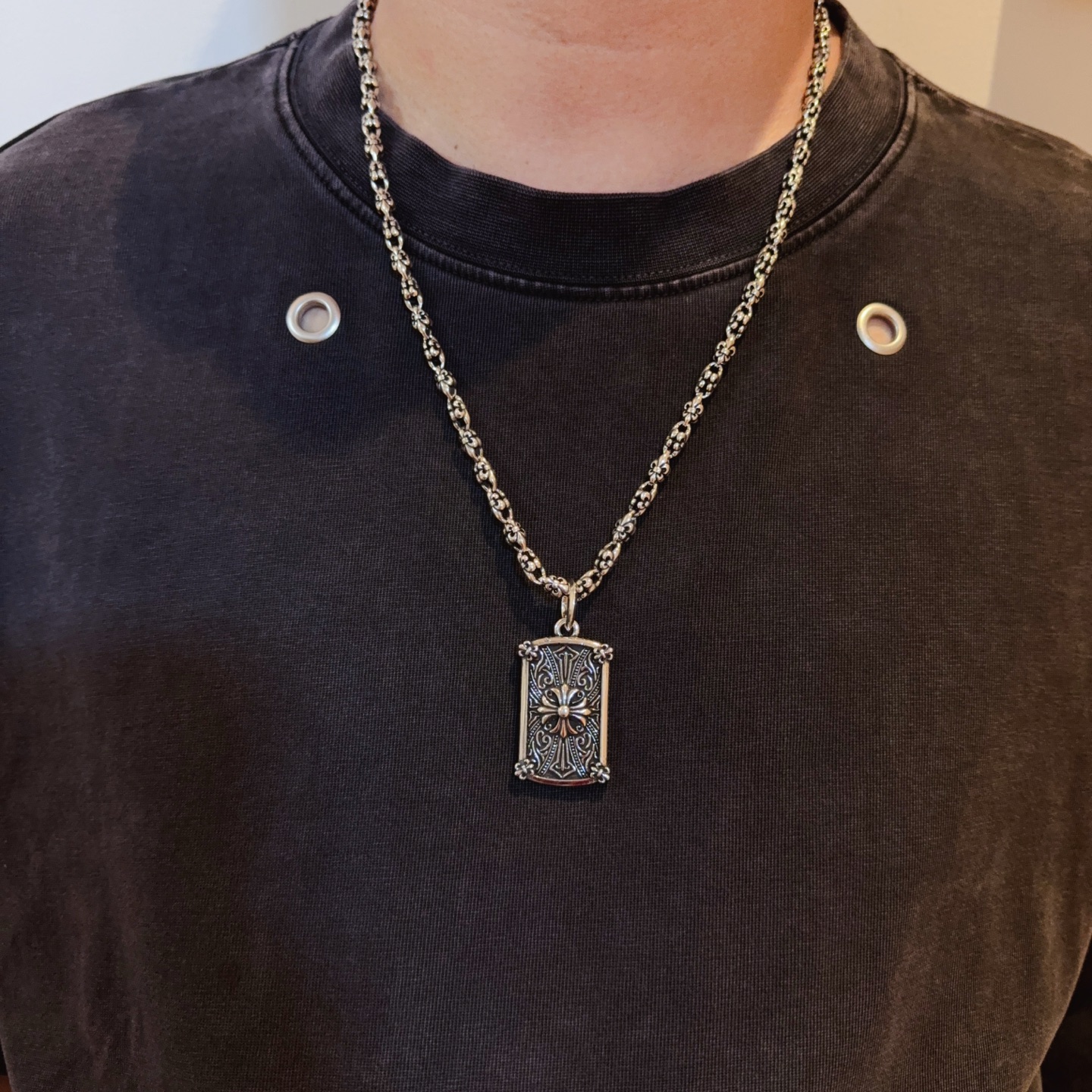 NO:583539,New [Counter Quality] Chrome Hearts Classic Retro Scout Flower Necklace, Square Pendant. Concave and convex shapes with different pattern design styles, showing a distinctive cross. The Scout Flower is the symbol of Chrome Hearts, so it is more durable. Genuine pattern-printed Chrome Hearts distinguishes the ordinary light version in the market. Check the quality of the version. Look at the printing details. The degree of retro ash oxidation. Seiko version!  !  !  Purely handmade ~ Authentic open mold fashion essentials. Can be worn by both men and women. Same style for couples. Official website original. Rock punk Thai silver style. Retro elements. Trendy and versatile!  , jewelry boutique, chrome hearts, chrome hearts, necklace19860909新款【专柜品质】Chrome Hearts克罗心 经典复古童军花项链,方牌吊坠 凹凸造型不同的花纹设计风格 呈现出与众不同 十字架 童军花是克罗心的志 所以更经久不衰 正品打版Chrome Hearts克罗心 区别市场普通轻版 对版对标品质 看字印细节 复古做旧灰氧程度.精工版本！！！ 纯手工打造 ～正品开模潮流时尚必备 男女均可佩戴 情侣同款 官网原版 摇滚朋克泰银风格 复古元素 潮流百搭！,饰品精品,chrome hearts,chrome hearts,necklace,Jewelry