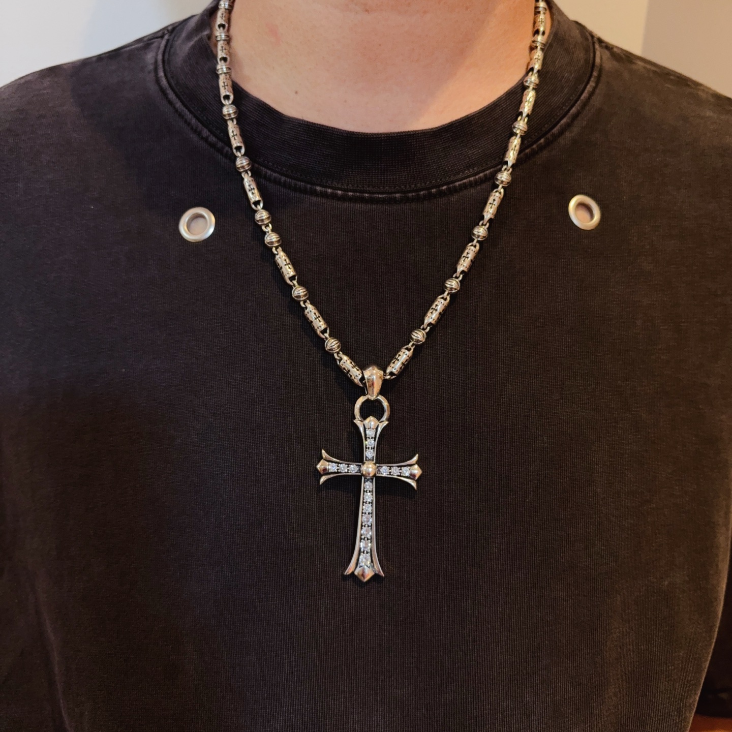 NO:583545,New [counter quality] Chrome Hearts classic retro cross flower ball necklace, full diamond cross pendant. Different pattern design styles with concave and convex shapes, showing a distinctive cross. The Scout flower is the symbol of Chrome Hearts, so it is more durable. Genuine pattern-printed Chrome Hearts distinguishes the ordinary light version in the market. Match the version and standard quality. Look at the printing details. The degree of retro ash oxidation. Seiko version!  !  !  Purely handmade ~ Authentic open mold fashion essentials. Can be worn by both men and women. Same style for couples. Official website original. Rock punk Thai silver style. Retro elements. Trendy and versatile!  , jewelry boutique, chrome hearts, chrome hearts, necklace19860909新款【专柜品质】Chrome Hearts克罗心经典复古十字花球项链,满钻十字架吊坠 凹凸造型不同的花纹设计风格 呈现出与众不同 十字架 童军花是克罗心的志 所以更经久不衰 正品打版Chrome Hearts克罗心 区别市场普通轻版 对版对标品质 看字印细节 复古做旧灰氧程度.精工版本！！！ 纯手工打造 ～正品开模潮流时尚必备 男女均可佩戴 情侣同款 官网原版 摇滚朋克泰银风格 复古元素 潮流百搭！,饰品精品,chrome hearts,chrome hearts,necklace,Jewelry