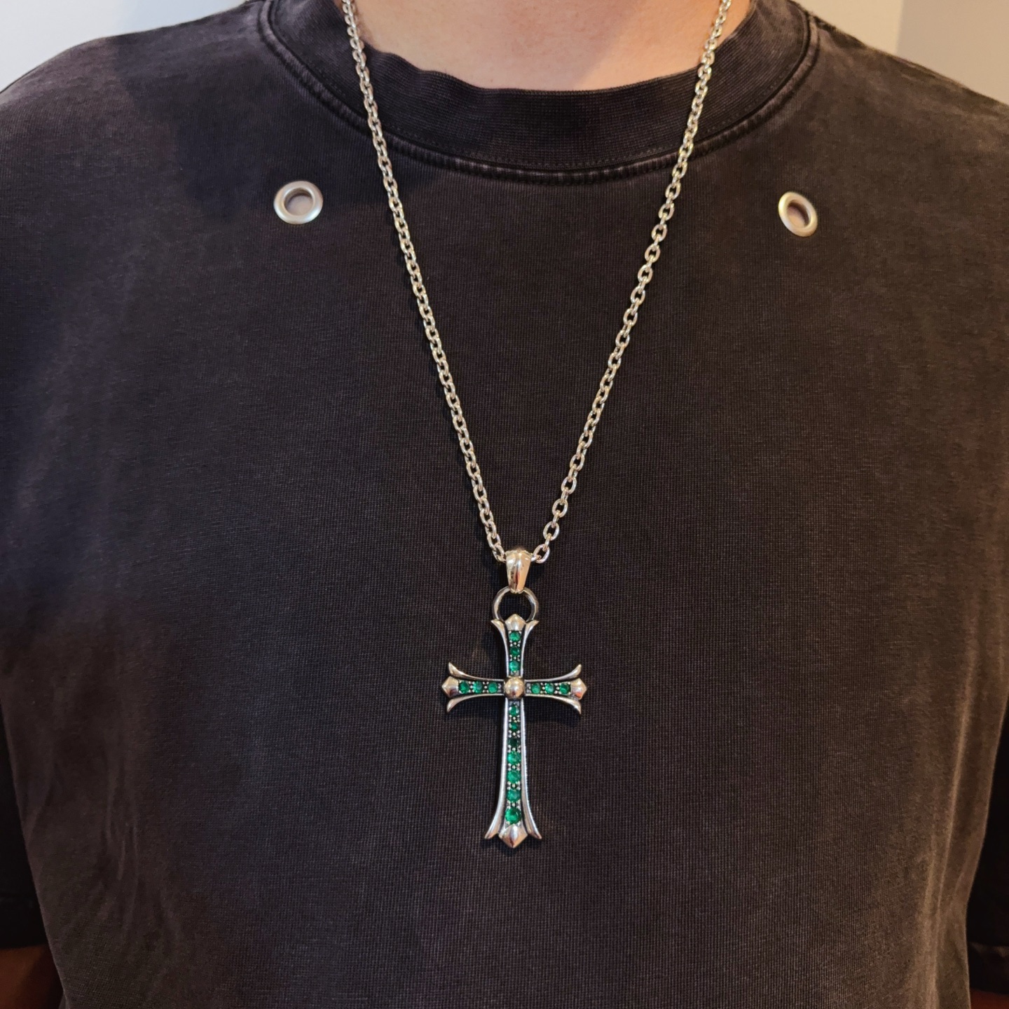 NO:575794,New [Counter Quality] Chrome Hearts Classic Retro Necklace, Green Diamond Cross Pendant. Different pattern design styles with concave and convex shapes, showing a distinctive cross. The Scout flower is the symbol of Chrome Hearts, so it is more durable. Genuine pattern-printed Chrome Hearts distinguishes the ordinary light version in the market. Check the quality of the version. Look at the printing details. The degree of retro gray oxidation. Seiko version!  !  !  Purely handmade ~ Authentic open mold fashion essentials. Can be worn by both men and women. Same style for couples. Official website original. Rock punk Thai silver style. Retro elements. Trendy and versatile!  , jewelry boutique, chrome hearts, chrome hearts, necklace19860909新款【专柜品质】Chrome Hearts克罗心经典复古项链,绿钻十字架吊坠 凹凸造型不同的花纹设计风格 呈现出与众不同 十字架 童军花是克罗心的志 所以更经久不衰 正品打版Chrome Hearts克罗心 区别市场普通轻版 对版对标品质 看字印细节 复古做旧灰氧程度.精工版本！！！ 纯手工打造 ～正品开模潮流时尚必备 男女均可佩戴 情侣同款 官网原版 摇滚朋克泰银风格 复古元素 潮流百搭！,饰品精品,chrome hearts,chrome hearts,necklace,Jewelry