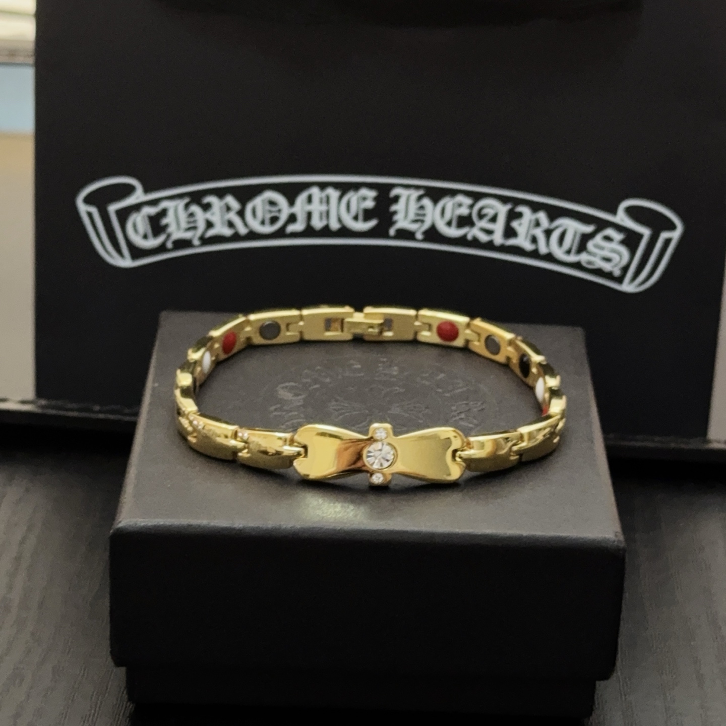 NO:583553,Batch New [Counter Quality] Chrome Hearts Gold Bracelet. Concave and convex shapes with different pattern design styles, showing a distinctive cross. The Scout flower is the symbol of Chrome Hearts, so it is more durable. Genuine pattern-printed Chrome Hearts distinguishes the ordinary light version in the market. Check the quality of the version. Look at the printing details. The degree of retro gray oxidation. Seiko version!  !  !  Purely handmade ~ Authentic open mold fashion essentials. Can be worn by both men and women. Same style for couples. Official website original. Rock punk Thai silver style. Retro elements. Trendy and versatile!  , jewelry boutique, chrome hearts, chrome hearts, bracelet, gold19860909批 新款【专柜品质】Chrome Hearts克罗心黄金色手链 凹凸造型不同的花纹设计风格 呈现出与众不同 十字架 童军花是克罗心的志 所以更经久不衰 正品打版Chrome Hearts克罗心 区别市场普通轻版 对版对标品质 看字印细节 复古做旧灰氧程度.精工版本！！！ 纯手工打造 ～正品开模潮流时尚必备 男女均可佩戴 情侣同款 官网原版 摇滚朋克泰银风格 复古元素 潮流百搭！,饰品精品,chrome hearts,chrome hearts,bracelet,gold,Jewelry
