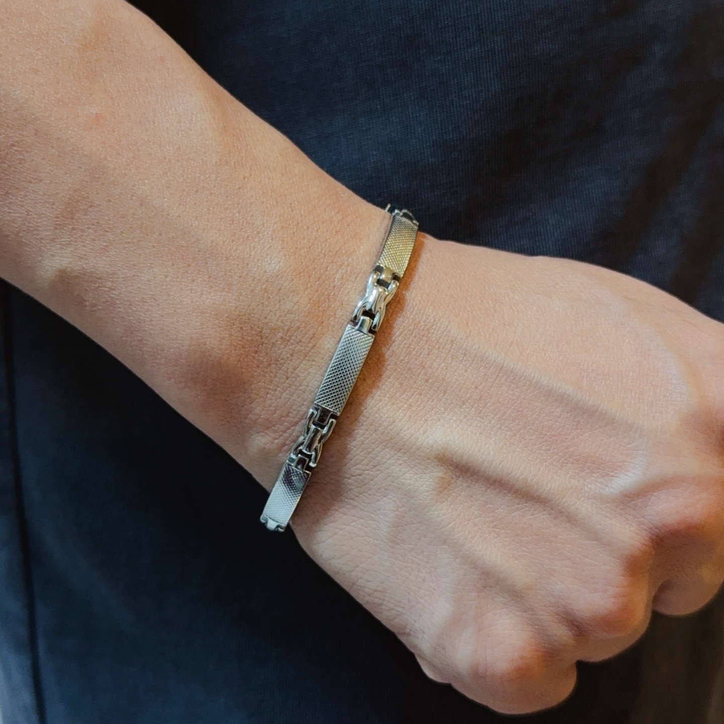 NO:583555,Batch New [Counter Quality] Chrome Hearts Classic Retro Bracelet. Concave and convex shapes with different pattern design styles, showing a distinctive cross. The Scout flower is the symbol of Chrome Hearts, so it is more durable. Genuine pattern-printed Chrome Hearts distinguishes the ordinary light version in the market. Match the version and standard quality. Look at the printing details. The degree of retro gray oxidation. Seiko version!  !  !  Purely handmade ~ Authentic open mold fashion essentials. Can be worn by both men and women. Same style for couples. Official website original. Rock punk Thai silver style. Retro elements. Trendy and versatile!  , jewelry boutique, chrome hearts, chrome hearts, bracelet19860909批 新款【专柜品质】Chrome Hearts克罗心经典复古手链 凹凸造型不同的花纹设计风格 呈现出与众不同 十字架 童军花是克罗心的志 所以更经久不衰 正品打版Chrome Hearts克罗心 区别市场普通轻版 对版对标品质 看字印细节 复古做旧灰氧程度.精工版本！！！ 纯手工打造 ～正品开模潮流时尚必备 男女均可佩戴 情侣同款 官网原版 摇滚朋克泰银风格 复古元素 潮流百搭！,饰品精品,chrome hearts,chrome hearts,bracelet,Jewelry