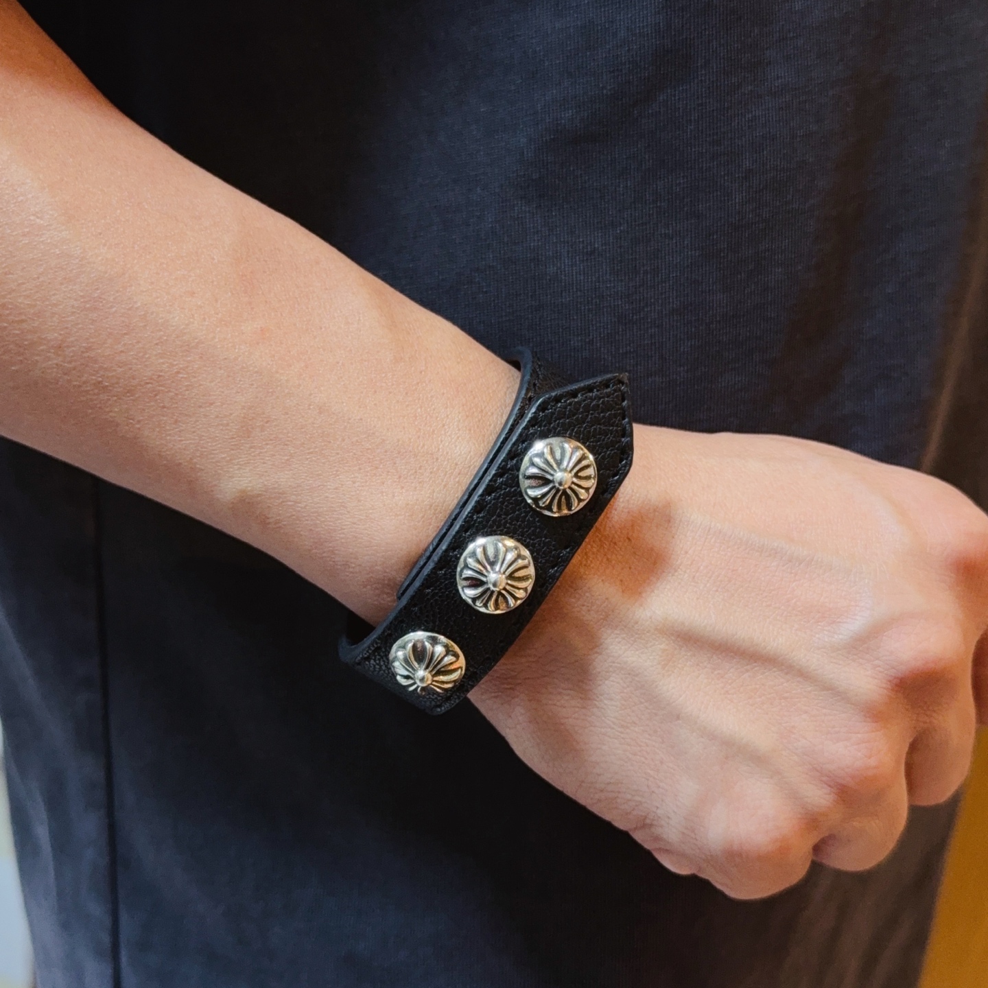 NO:575797,Counter quality Chrome Hearts leather rope bracelet, with different concave and convex shapes, different pattern design styles, showing a distinctive cross. The Scout flower is the symbol of Chrome Hearts, so it is more durable. The genuine pattern-printed Chrome Hearts Chrome Hearts necklace is different from the ordinary light version in the market. Check the version and standard quality. Look at the printing details, the degree of retro gray oxidation. Seiko version!  !  !  Purely handmade ~ Authentic open mold fashion essentials. Can be worn by both men and women. Same style for couples. Official website original. Rock punk Thai silver style. Retro elements. Trendy and versatile!  , jewelry boutique, chrome hearts, chrome hearts, necklace, bracelet19860909专柜品质Chrome Hearts克罗心皮绳手链,凹凸造型不同的花纹设计风格 呈现出与众不同 十字架 童军花是克罗心的志 所以更经久不衰 正品打版Chrome Hearts克罗心项链区别市场普通轻版 对版对标品质 看字印细节 复古做旧灰氧程度.精工版本！！！ 纯手工打造 ～正品开模潮流时尚必备 男女均可佩戴 情侣同款 官网原版 摇滚朋克泰银风格 复古元素 潮流百搭！,饰品精品,chrome hearts,chrome hearts,necklace,bracelet,Jewelry