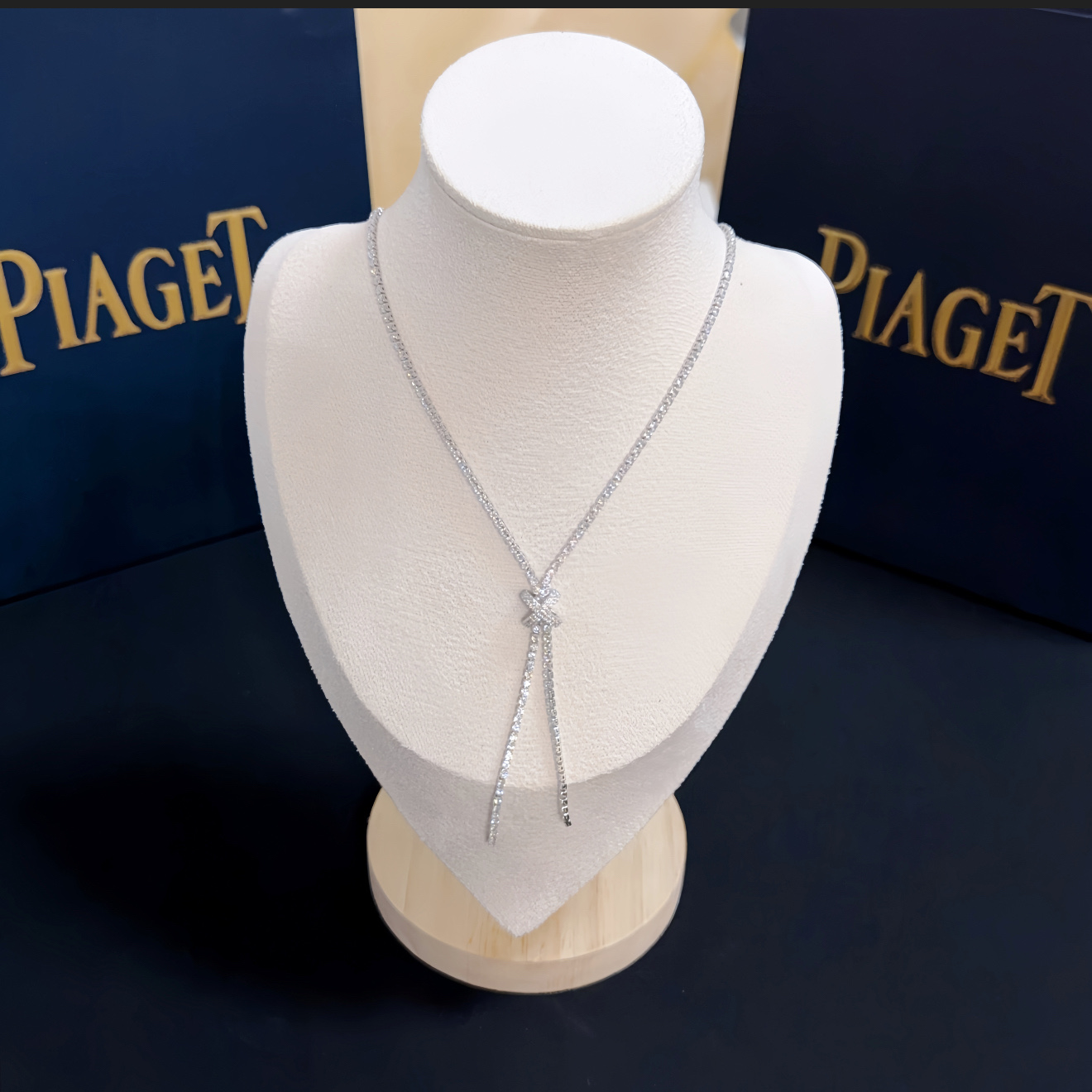 NO:583659,Piaget necklace, a high-end customized version with diamond inlay technology and V-gold material, showing luxury in every detail. The metal texture and texture complement each other and shine under the light, reflecting the luxury and elegance. Whether it is a business occasion or a sweet date, it can highlight delicacy and elegance ~ so beautiful., jewelry boutique, Piaget, necklace19860909Piaget伯爵项链,高端定制版本 镶嵌钻工艺 ,V金材质 ,细节处尽显奢华.金属质感与纹理相互映衬,光线之下,熠熠生辉,体现了奢华与典雅的气质.无论是商务场合还是甜蜜约会都能凸显精致和优雅~太美了.,饰品精品,piaget,necklace,Jewelry