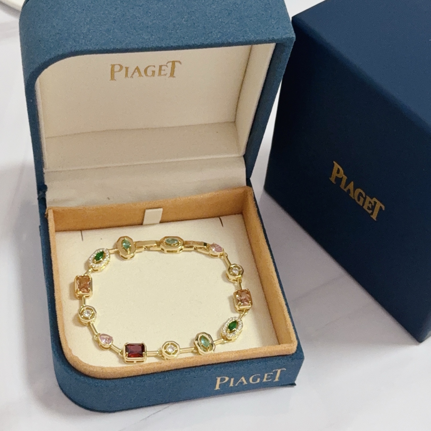 NO:583660,Piaget fancy colored diamond bracelet, high-end customized version, inlaid with diamond craftsmanship, made of V gold material, showing luxury in every detail. The metal texture and texture complement each other, shining under the light, reflecting the luxury and elegance. Whether it is a business occasion or a sweet date, it can highlight the delicacy and elegance~ It is so beautiful to get it, it is definitely your dream bracelet., jewelry boutique, Piaget, bracelet19860909Piaget伯爵彩钻手链,高端定制版本 镶嵌钻工艺 ,V金材质 ,细节处尽显奢华.金属质感与纹理相互映衬,光线之下,熠熠生辉,体现了奢华与典雅的气质.无论是商务场合还是甜蜜约会都能凸显精致和优雅~上手都太美了,绝对是你的梦中情镯.,饰品精品,piaget,bracelet,Jewelry