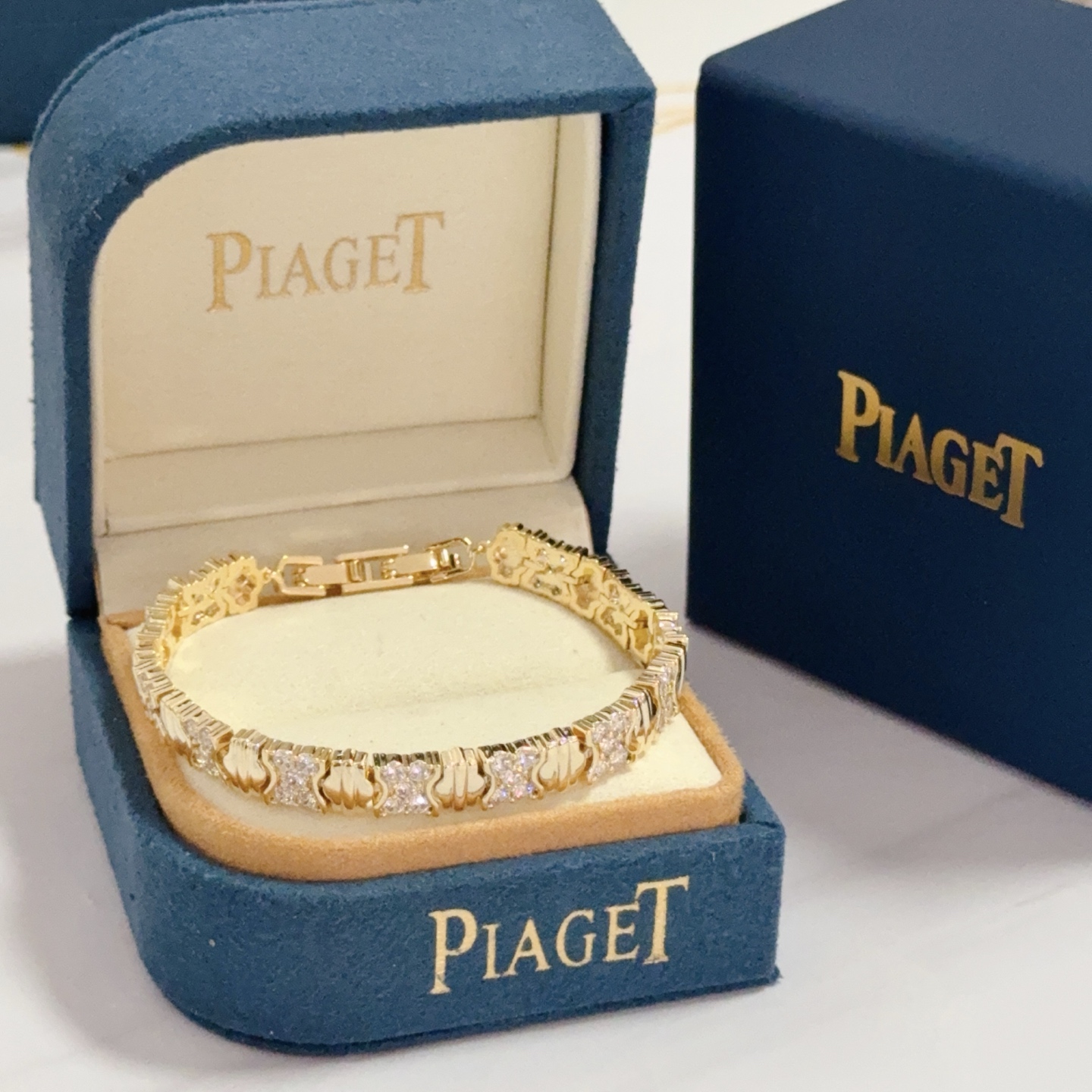 NO:583661,Piaget bracelet, high-end customized version, inlaid with diamonds, made of V gold material, showing luxury in every detail. The metal texture and texture complement each other, shining under the light, reflecting the luxury and elegance. Whether it is a business occasion or a sweet date, it can highlight the delicacy and elegance~ It is so beautiful to get it, it is definitely your dream bracelet., jewelry boutique, Piaget, bracelet19860909Piaget伯爵手链,高端定制版本 镶嵌钻工艺 ,V金材质 ,细节处尽显奢华.金属质感与纹理相互映衬,光线之下,熠熠生辉,体现了奢华与典雅的气质.无论是商务场合还是甜蜜约会都能凸显精致和优雅~上手都太美了,绝对是你的梦中情镯.,饰品精品,piaget,bracelet,Jewelry