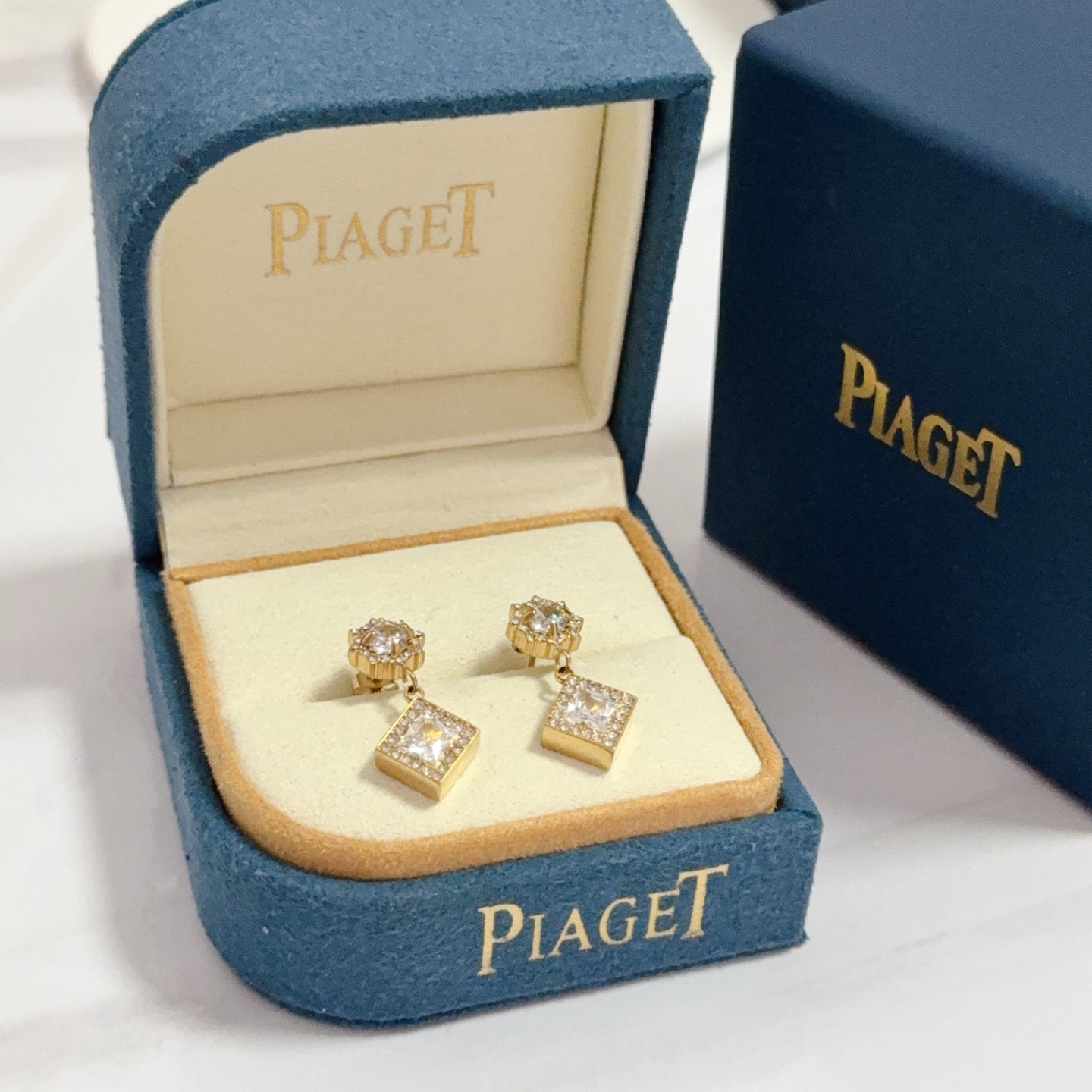 NO:583665,Piaget high-end customized version of earrings, inlaid with diamonds, made of V gold material, showing luxury in every detail. The metal texture and texture complement each other, shining under the light, low-key yet luxurious, whether it is a business occasion or a sweet date, it can highlight sophistication and elegance~, fine jewelry, Piaget19860909Piaget伯爵耳钉 高端定制版本 镶嵌钻工艺 ,V金材质 ,细节处尽显奢华.金属质感与纹理相互映衬,光线之下,熠熠生辉,低调又不失奢华魅力,无论是商务场合还是甜蜜约会都能凸显精致和优雅~,饰品精品,piaget,Jewelry