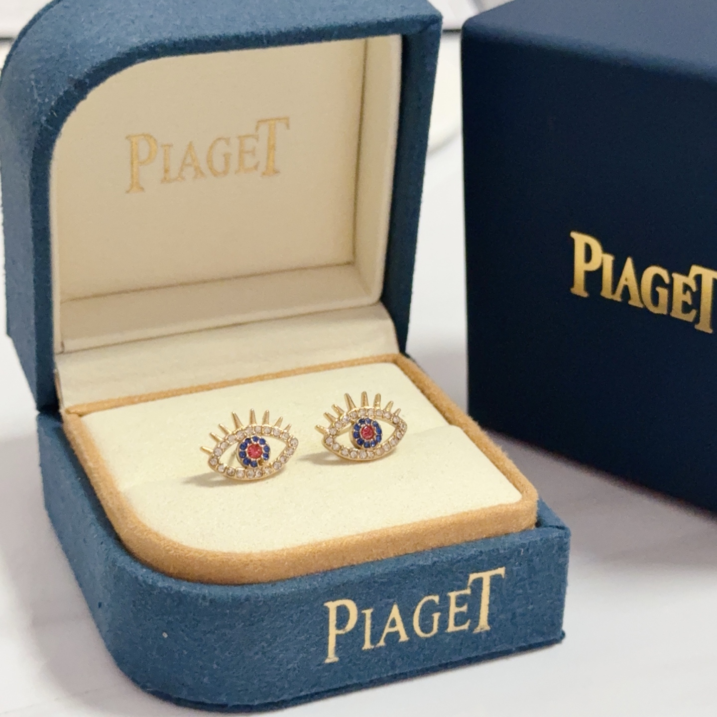 NO:575823,Piaget earrings, high-end customized version, inlay technology, V-gold material, every detail is luxurious. The metal texture and texture complement each other, shining under the light, low-key yet luxurious charm, whether it is a business occasion or a sweet date, it can highlight sophistication and elegance~, high-quality jewelry, Piaget19860909Piaget伯爵耳钉 高端定制版本 镶嵌工艺 ,V金材质 ,细节处尽显奢华.金属质感与纹理相互映衬,光线之下,熠熠生辉,低调又不失奢华魅力,无论是商务场合还是甜蜜约会都能凸显精致和优雅~,饰品精品,piaget,Jewelry