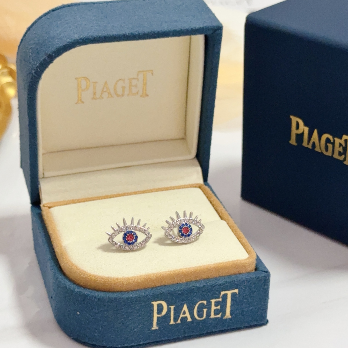 NO:575825,Piaget high-end customized version of earrings, inlaid with pink diamonds, made of V gold material, showing luxury in every detail. The metal texture and texture complement each other, shining under the light, low-key yet luxurious, whether it is a business occasion or a sweet date, it can highlight sophistication and elegance~, fine jewelry, Piaget19860909Piaget伯爵耳钉 高端定制版本 镶嵌粉钻工艺 ,V金材质 ,细节处尽显奢华.金属质感与纹理相互映衬,光线之下,熠熠生辉,低调又不失奢华魅力,无论是商务场合还是甜蜜约会都能凸显精致和优雅~,饰品精品,piaget,Jewelry