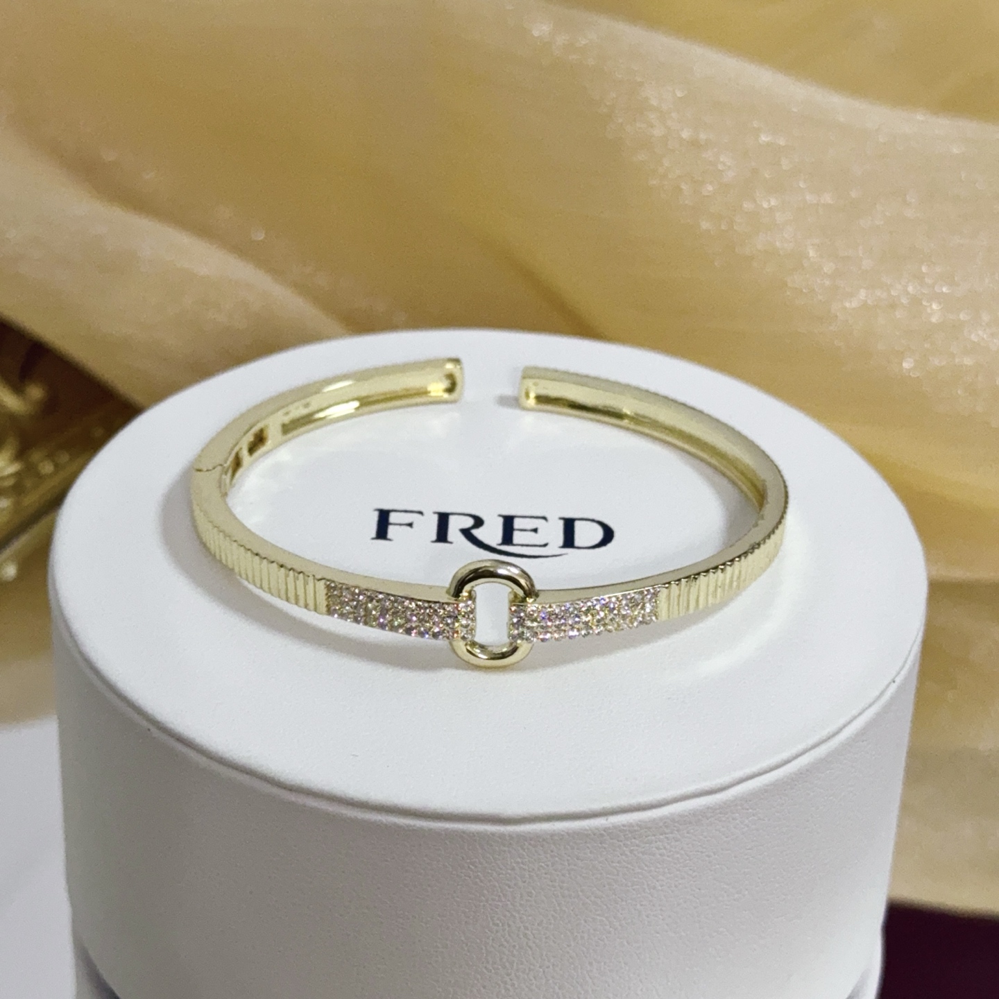 NO:575827,Popular Frederic full diamond horseshoe buckle bracelet, classic and versatile, a must-have item for fashionistas, fashionable and exquisite, 11 pairs of customized versions, thickened 18k electroplating process, the effect is very versatile!  !  , jewelry boutique, bracelet19860909火爆 费雷德满钻马蹄扣手镯 经典百搭,网红达人 时尚一族备必单品,时尚精致,11对版定制,加厚电镀18k工艺,上手效果非常百搭！！,饰品精品,bracelet,Jewelry