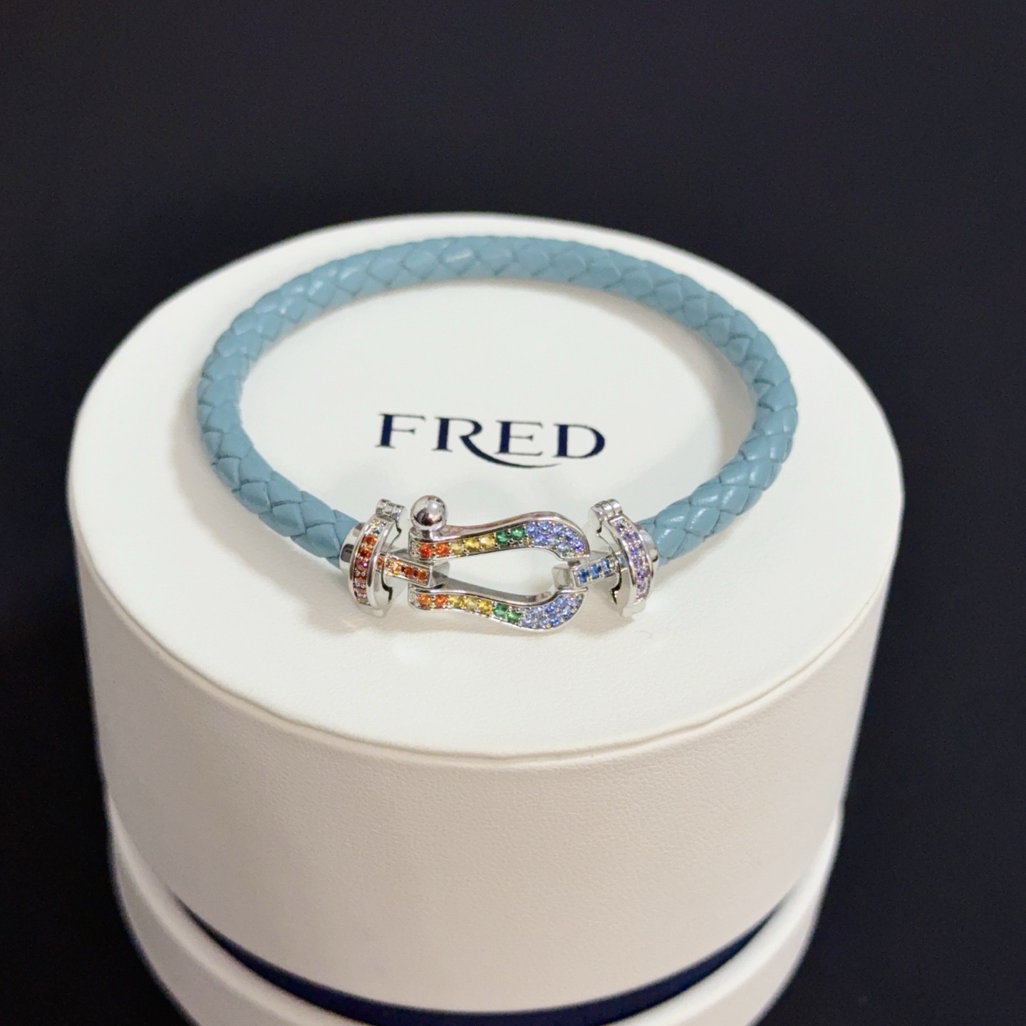 NO:575829,Popular Frederic full diamond horseshoe buckle leather rope bracelet, classic and versatile, a must-have item for fashionistas, fashionable and exquisite, 11 pairs of customized versions, thickened 18k electroplating process, the effect is very versatile!  !  , jewelry boutique, bracelet19860909火爆 费雷德满钻马蹄扣皮绳手镯 经典百搭,网红达人 时尚一族备必单品,时尚精致,11对版定制,加厚电镀18k工艺,上手效果非常百搭！！,饰品精品,bracelet,Jewelry