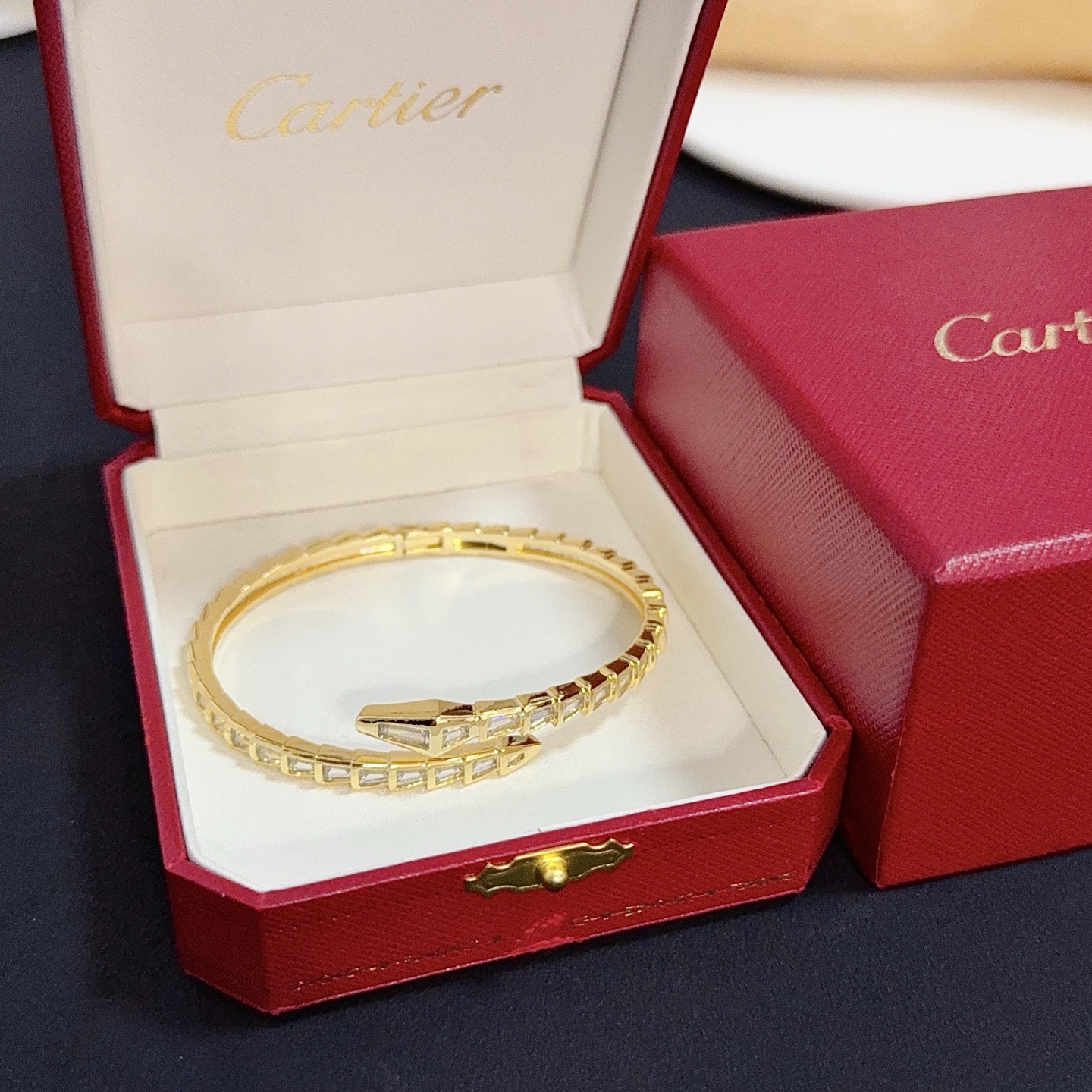 NO:575831,Cartier diamond-encrusted bracelet, high-end customized version, diamond-encrusted craftsmanship, V gold material, classic and fashionable style, reconstruct the aesthetics of love with sharp lines!  Breaking the rules, the diamond-encrusted design actually achieves the ceiling of high-end sense - no need for flashy accumulation, love should be as pure as ever. Cartier is loved by many celebrities and Internet celebrities. The Leopard series bracelet is absolutely an eternal classic, and it is not limited to men and women, and there is no age limit!  Wear it and you will be the center of attention!  , jewelry boutique, cartier, bracelet19860909卡地亚镶钻手镯 高端定制版本 镶嵌钻工艺 V金材质 经典而时尚风格 用凌厉线条重构爱情美学！打破常规,镶嵌钻设计反而成就高级感天花板——无需浮华堆砌,爱本应纯粹如初 卡地亚受众多明星网红的爱戴 豹子系列手镯 绝对是永恒经典 而且男女不限 年龄不限 ！戴上它你就是焦点！,饰品精品,cartier,bracelet,Jewelry