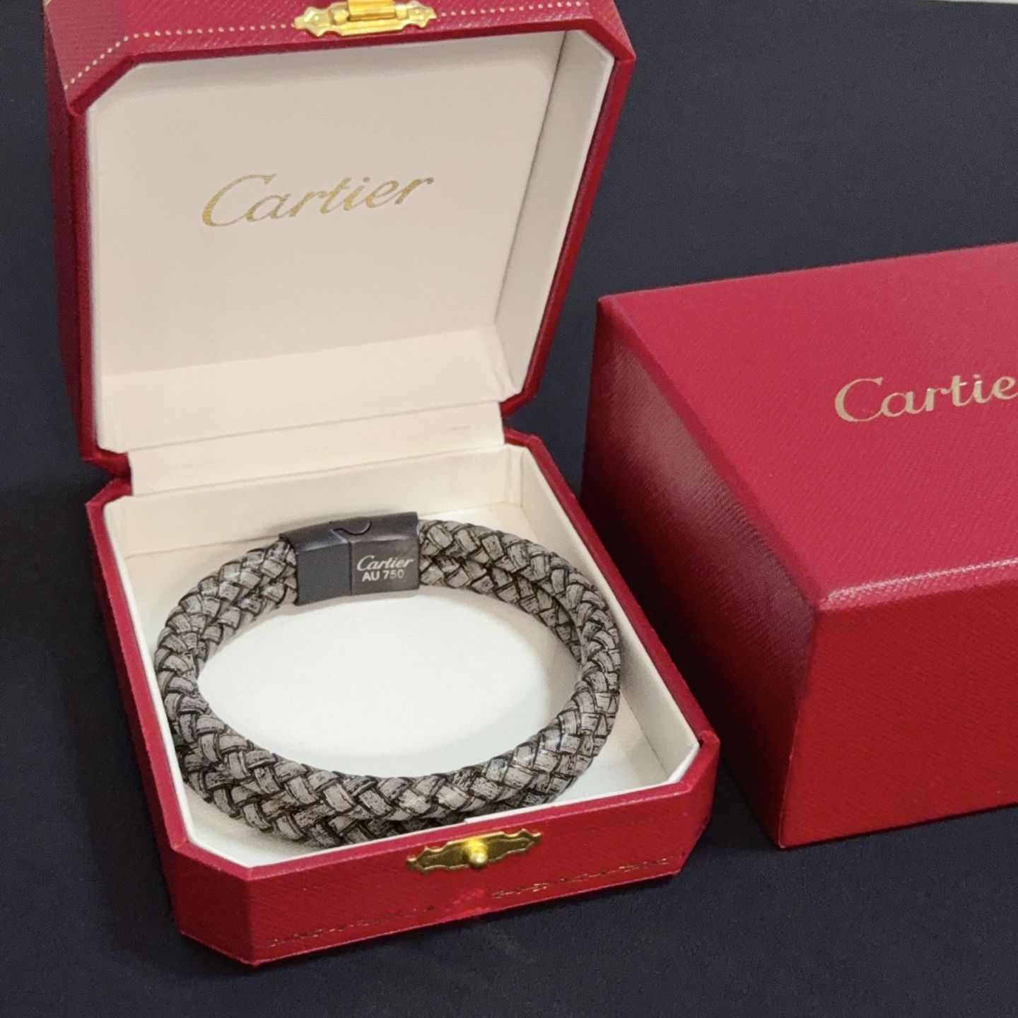 NO:575815,Cartier bracelet high-end customized version, classic and fashionable style, using sharp lines to reconstruct the aesthetics of love!  Breaking the rules, the diamond-encrusted design actually achieves the ceiling of high-end sense - no need for flashy accumulation, love should be as pure as ever. Cartier is loved by many celebrities and Internet celebrities. The Leopard series bracelet is absolutely an eternal classic, and it is not limited to men and women, and there is no age limit!  Wear it and you will be the center of attention!  , jewelry boutique, cartier, bracelet19860909卡地亚手镯 高端定制版本 经典而时尚风格 用凌厉线条重构爱情美学！打破常规,镶嵌钻设计反而成就高级感天花板——无需浮华堆砌,爱本应纯粹如初 卡地亚受众多明星网红的爱戴 豹子系列手镯 绝对是永恒经典 而且男女不限 年龄不限 ！戴上它你就是焦点！,饰品精品,cartier,bracelet,Jewelry