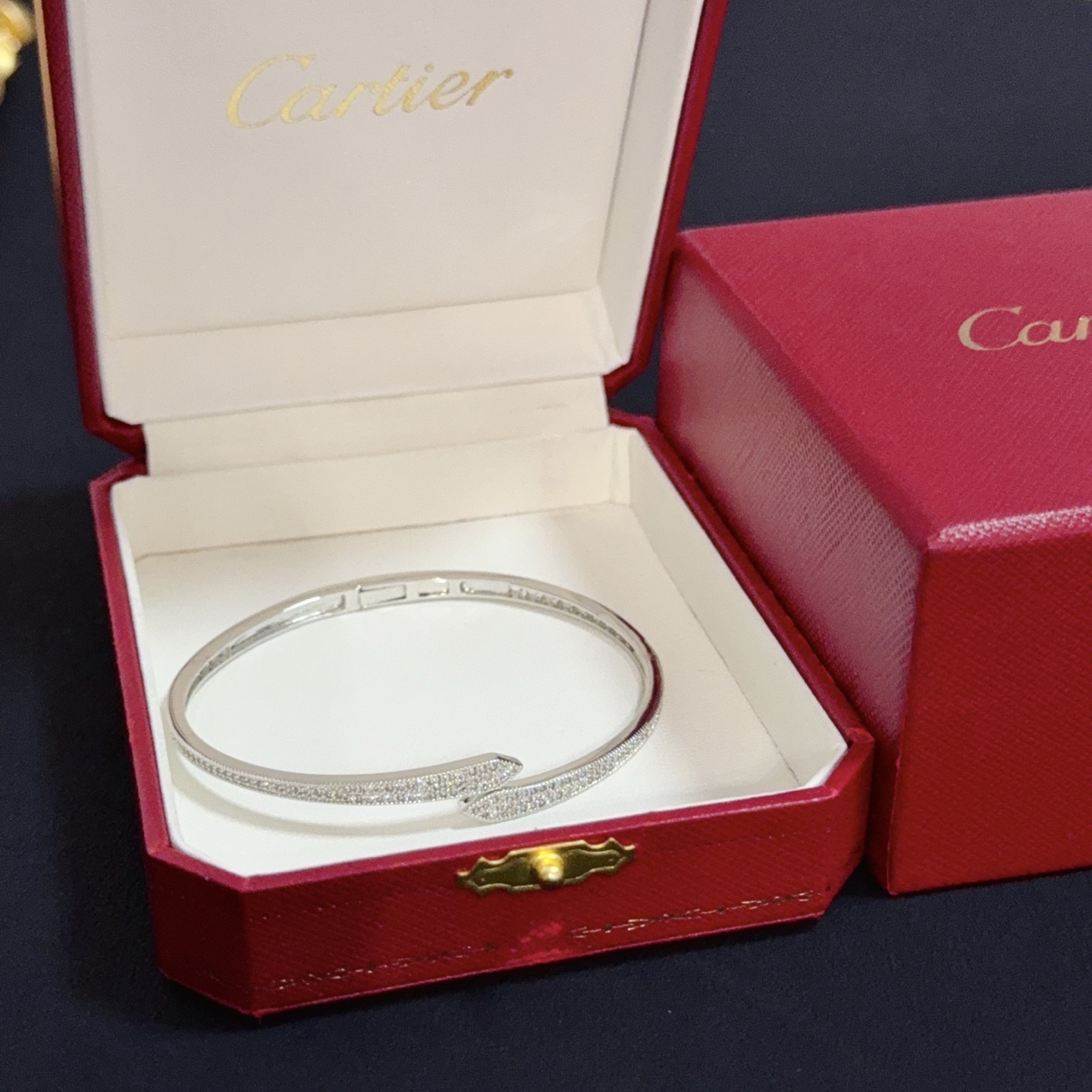 NO:583662,Cartier diamond-encrusted bracelet, high-end customized version, diamond-encrusted craftsmanship, V gold material, classic and fashionable style, reconstruct the aesthetics of love with sharp lines!  Breaking the rules, the diamond-encrusted design actually achieves the ceiling of high-end sense - no need for flashy accumulation, love should be as pure as ever. Cartier is loved by many celebrities and Internet celebrities. The Leopard series bracelet is absolutely an eternal classic, and it is not limited to men and women, and there is no age limit!  Wear it and you will be the center of attention!  , jewelry boutique, cartier, bracelet19860909卡地亚镶钻手镯 高端定制版本 镶嵌钻工艺 V金材质 经典而时尚风格 用凌厉线条重构爱情美学！打破常规,镶嵌钻设计反而成就高级感天花板——无需浮华堆砌,爱本应纯粹如初 卡地亚受众多明星网红的爱戴 豹子系列手镯 绝对是永恒经典 而且男女不限 年龄不限 ！戴上它你就是焦点！,饰品精品,cartier,bracelet,Jewelry