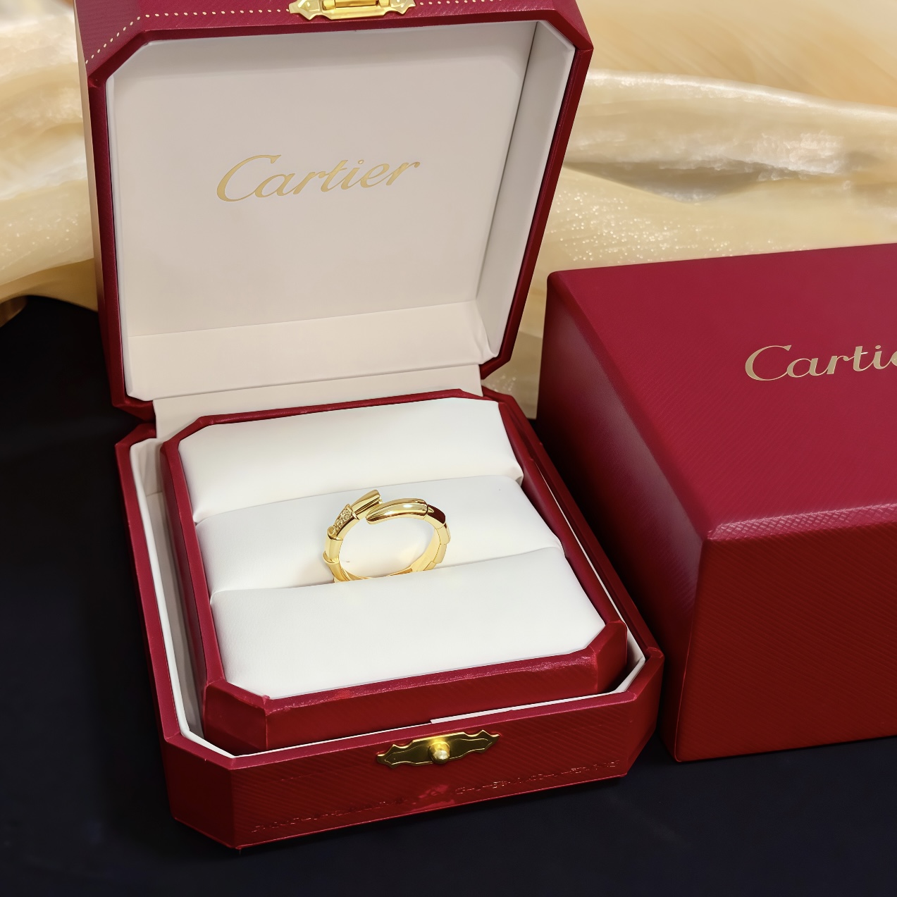 NO:583666,Cartier diamond-set ring, high-end customized version, diamond-set technology, V gold material, classic and fashionable style, using sharp lines to reconstruct the aesthetics of love!  Breaking the rules, the diamond-encrusted design actually achieves the ceiling of high-end sense - no need for flashy accumulation, love should be as pure as ever. Cartier is loved by many celebrities and Internet celebrities. The Leopard series bracelet is absolutely an eternal classic, and it is not limited to men and women, and there is no age limit!  Wear it and you will be the center of attention!  , jewelry boutique, cartier, ring, bracelet19860909卡地亚镶钻戒指 高端定制版本 镶嵌钻工艺 V金材质 经典而时尚风格 用凌厉线条重构爱情美学！打破常规,镶嵌钻设计反而成就高级感天花板——无需浮华堆砌,爱本应纯粹如初 卡地亚受众多明星网红的爱戴 豹子系列手镯 绝对是永恒经典 而且男女不限 年龄不限 ！戴上它你就是焦点！,饰品精品,cartier,ring,bracelet,Jewelry