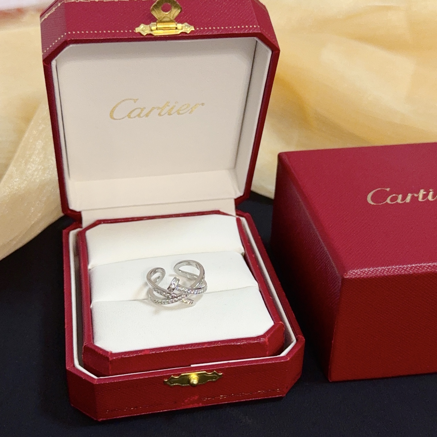 NO:583667,Cartier diamond-set ring, high-end customized version, diamond-set technology, V gold material, classic and fashionable style, using sharp lines to reconstruct the aesthetics of love!  Breaking the rules, the diamond-encrusted design actually achieves the ceiling of high-end sense - no need for flashy accumulation, love should be as pure as ever. Cartier is loved by many celebrities and Internet celebrities. The Leopard series bracelet is absolutely an eternal classic, and it is not limited to men and women, and there is no age limit!  Wear it and you will be the center of attention!  , jewelry boutique, cartier, ring, bracelet19860909卡地亚镶钻戒指 高端定制版本 镶嵌钻工艺 V金材质 经典而时尚风格 用凌厉线条重构爱情美学！打破常规,镶嵌钻设计反而成就高级感天花板——无需浮华堆砌,爱本应纯粹如初 卡地亚受众多明星网红的爱戴 豹子系列手镯 绝对是永恒经典 而且男女不限 年龄不限 ！戴上它你就是焦点！,饰品精品,cartier,ring,bracelet,Jewelry