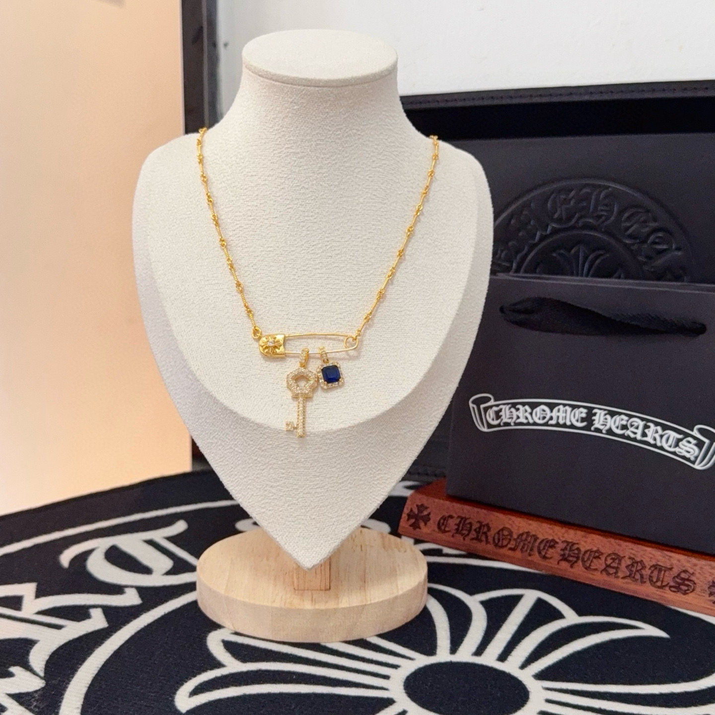 NO:583476,New [counter quality] Chrome Hearts brooch blue diamond key necklace, with different concave and convex shapes, the pattern design style is unique. The cross scout flower is the symbol of Chrome Hearts, so it is more durable. Genuine pattern-printed Chrome Hearts distinguishes the ordinary light version in the market. Match the version and benchmark quality. Look at the printing details. The degree of retro gray oxidation. Seiko version!  , jewelry boutique, chrome hearts, chrome hearts, necklace19860909新款【专柜品质】Chrome Hearts克罗心麻获别针蓝钻钥匙项链,凹凸造型不同的花纹设计风格呈现出与众不同 十字架童军花是克罗心的标志 所以更经久不衰 正品打版Chrome Hearts克罗心 区别市场普通轻版 对版对标品质 看字印细节 复古做旧灰氧程度.精工版本！,饰品精品,chrome hearts,chrome hearts,necklace,Jewelry