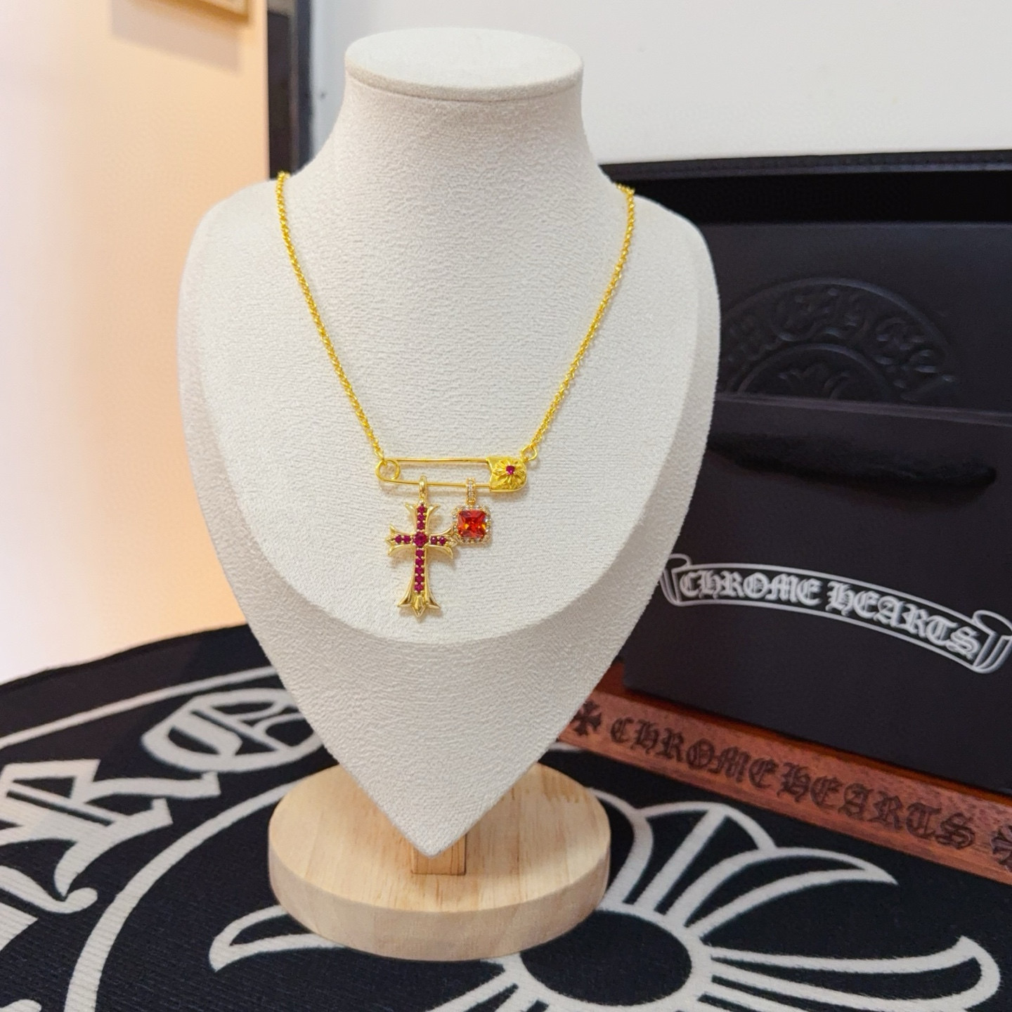 NO:583478,New [Counter Quality] Chrome Hearts Chrome Hearts Pin Red Diamond Cross Necklace, the concave and convex shapes have different pattern design styles that are unique. The cross scout flower is the symbol of Chrome Hearts, so it is more durable. Genuine pattern-printed Chrome Hearts distinguishes the ordinary light version in the market. Match the version and standard quality. Look at the printing details, the degree of retro gray oxidation. Seiko version!  , jewelry boutique, chrome hearts, chrome hearts, necklace19860909新款【专柜品质】Chrome Hearts克罗心别针红钻十字架项链,凹凸造型不同的花纹设计风格呈现出与众不同 十字架童军花是克罗心的标志 所以更经久不衰 正品打版Chrome Hearts克罗心 区别市场普通轻版 对版对标品质 看字印细节 复古做旧灰氧程度.精工版本！,饰品精品,chrome hearts,chrome hearts,necklace,Jewelry