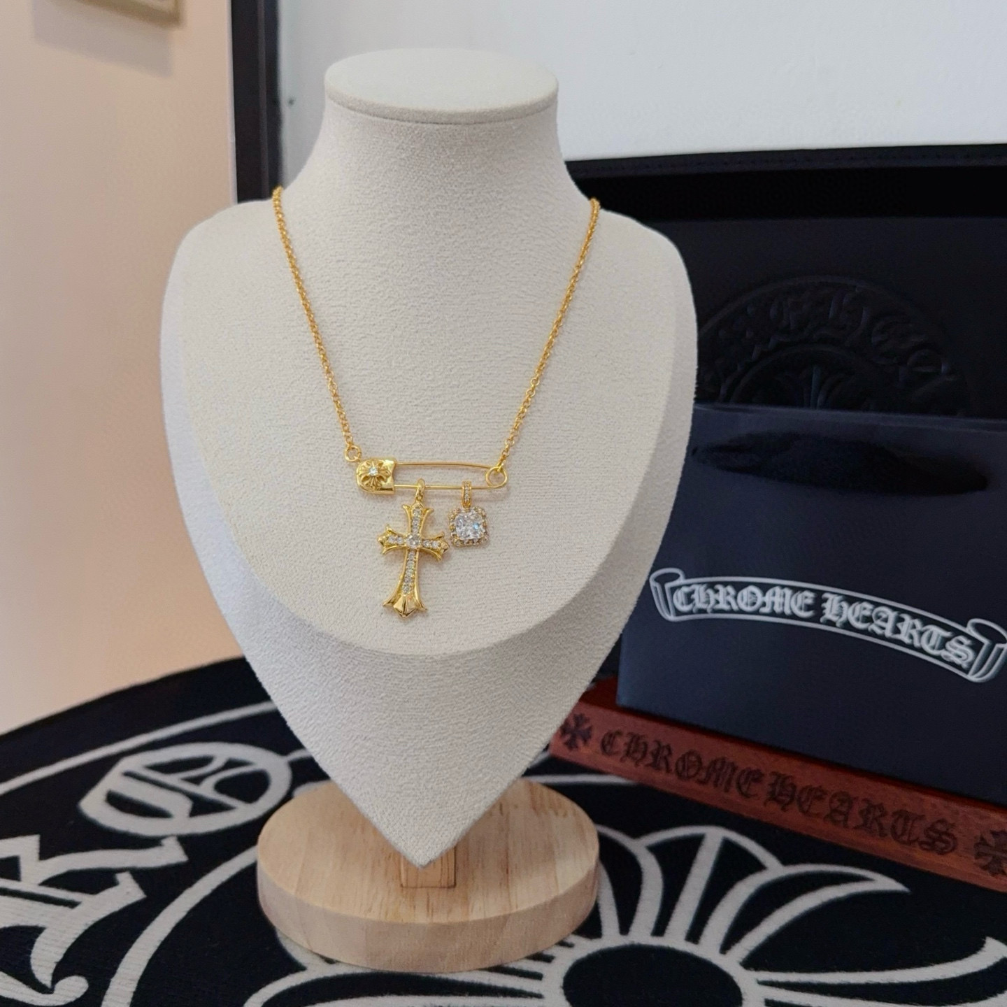 NO:583469,New [counter quality] Chrome Hearts Classic Retro Pin Necklace. Concave and convex shapes with different pattern design styles, showing a distinctive cross. The Scout flower is the symbol of Chrome Hearts, so it is more durable. Genuine pattern-printed Chrome Hearts distinguishes the ordinary light version in the market. Match the version and standard quality. Look at the printing details. The degree of retro gray oxidation. Seiko version!  !  !  Purely handmade ~ Authentic open mold fashion essentials. Can be worn by both men and women. Same style for couples. Official website original. Rock punk Thai silver style. Retro elements. Trendy and versatile!  ,,Boutique jewelry,chrome hearts,chrome hearts,necklace19860909新款【专柜品质】Chrome Hearts克罗心经典复古别针项链 凹凸造型不同的花纹设计风格 呈现出与众不同 十字架 童军花是克罗心的志 所以更经久不衰 正品打版Chrome Hearts克罗心 区别市场普通轻版 对版对标品质 看字印细节 复古做旧灰氧程度.精工版本！！！ 纯手工打造 ～正品开模潮流时尚必备 男女均可佩戴 情侣同款 官网原版 摇滚朋克泰银风格 复古元素 潮流百搭！,,饰品精品,chrome hearts,chrome hearts,necklace,Jewelry