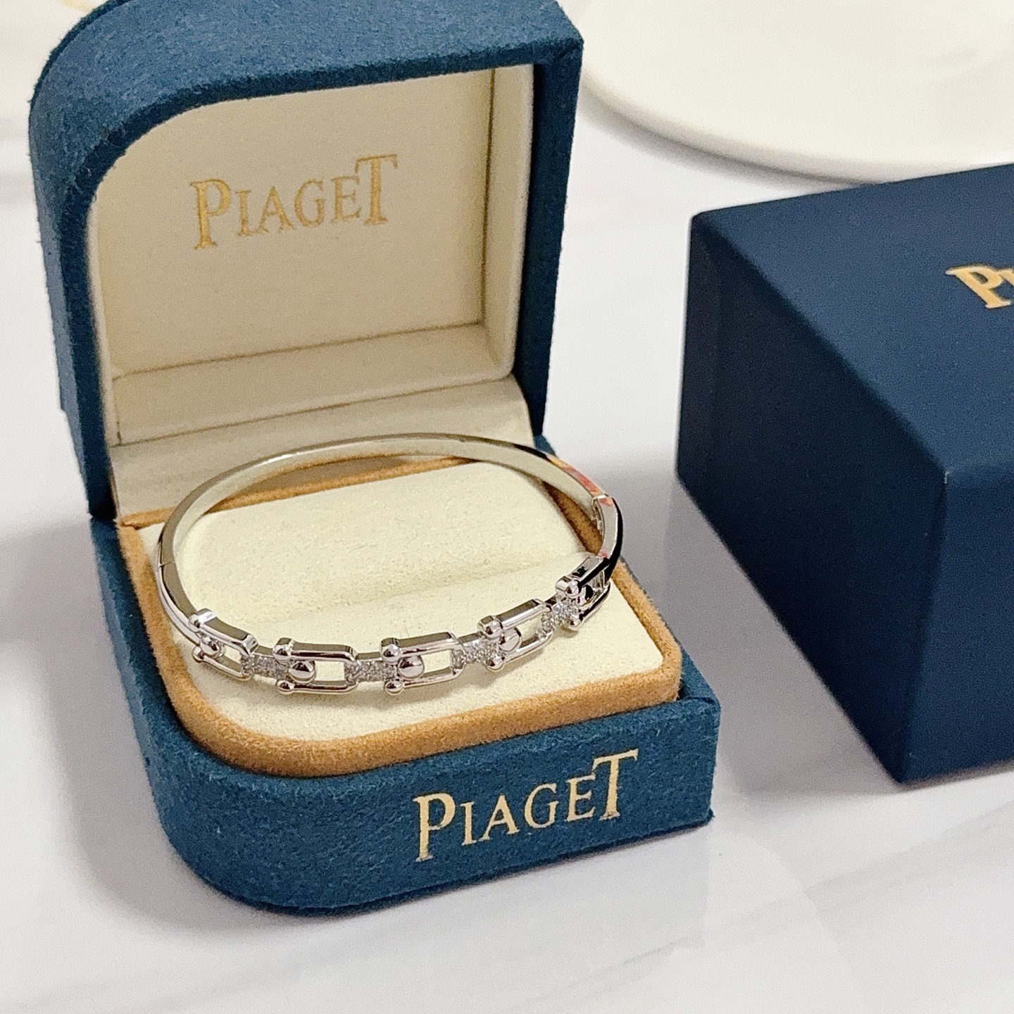 NO:575818,Piaget bracelet, high-end customized version, inlaid with diamonds, made of V gold material, showing luxury in every detail. The metal texture and texture complement each other, shining under the light, reflecting the luxury and elegance. Whether it is a business occasion or a sweet date, it can highlight the delicacy and elegance~ It is so beautiful to get it, it is definitely your dream bracelet., jewelry boutique, Piaget, bracelet19860909Piaget伯爵手镯, 高端定制版本 镶嵌钻工艺 ,V金材质 ,细节处尽显奢华.金属质感与纹理相互映衬,光线之下,熠熠生辉,体现了奢华与典雅的气质.无论是商务场合还是甜蜜约会都能凸显精致和优雅~上手都太美了,绝对是你的梦中情镯.,饰品精品,piaget,bracelet,Jewelry