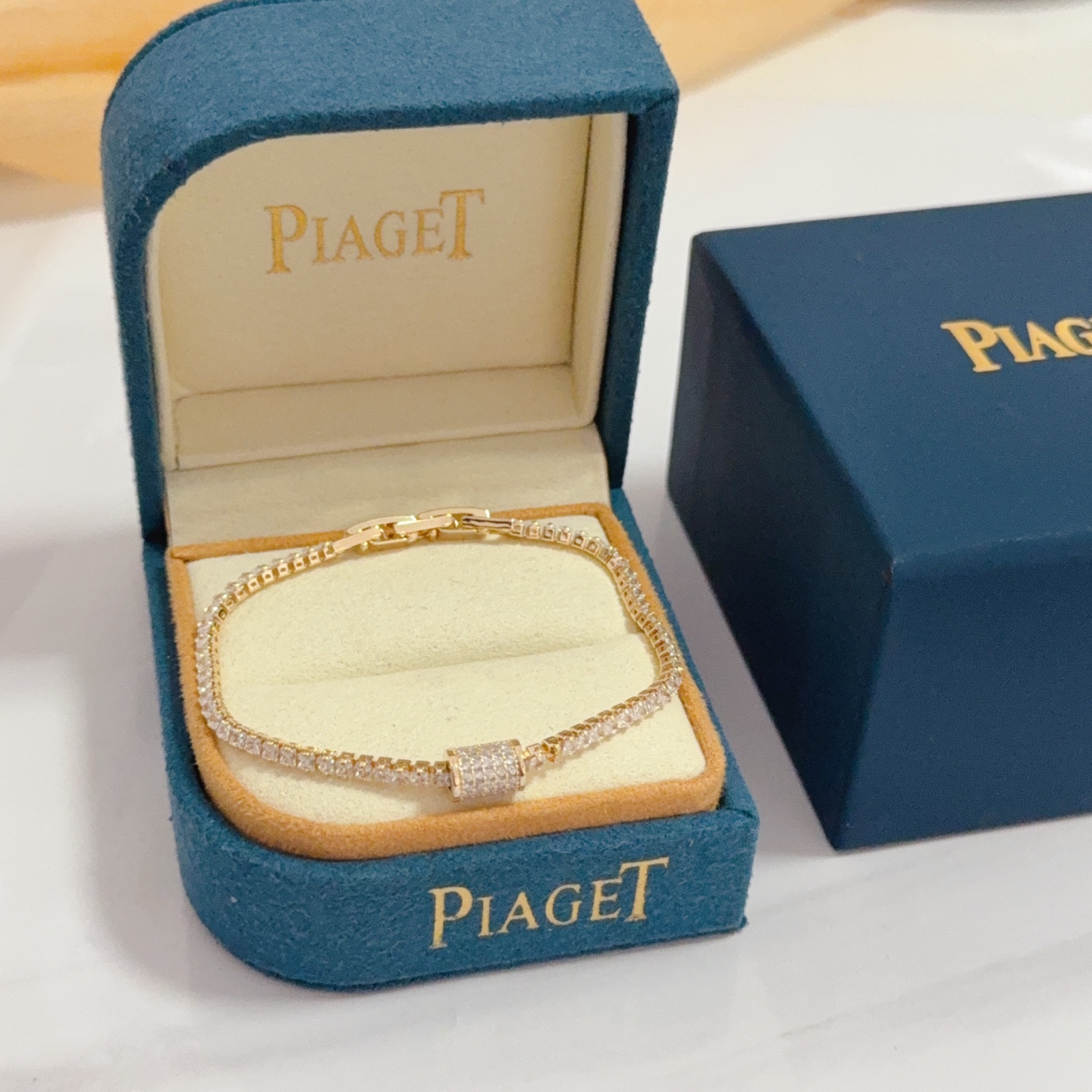 NO:575820,Piaget bracelet, high-end customized version, inlaid with diamonds, made of V gold material, showing luxury in every detail. The metal texture and texture complement each other, shining under the light, reflecting the luxury and elegance. Whether it is a business occasion or a sweet date, it can highlight the delicacy and elegance ~ it is so beautiful to use., jewelry boutique, Piaget, bracelet19860909Piaget伯爵手链,高端定制版本 镶嵌钻工艺 ,V金材质 ,细节处尽显奢华.金属质感与纹理相互映衬,光线之下,熠熠生辉,体现了奢华与典雅的气质.无论是商务场合还是甜蜜约会都能凸显精致和优雅~上手都太美了.,饰品精品,piaget,bracelet,Jewelry