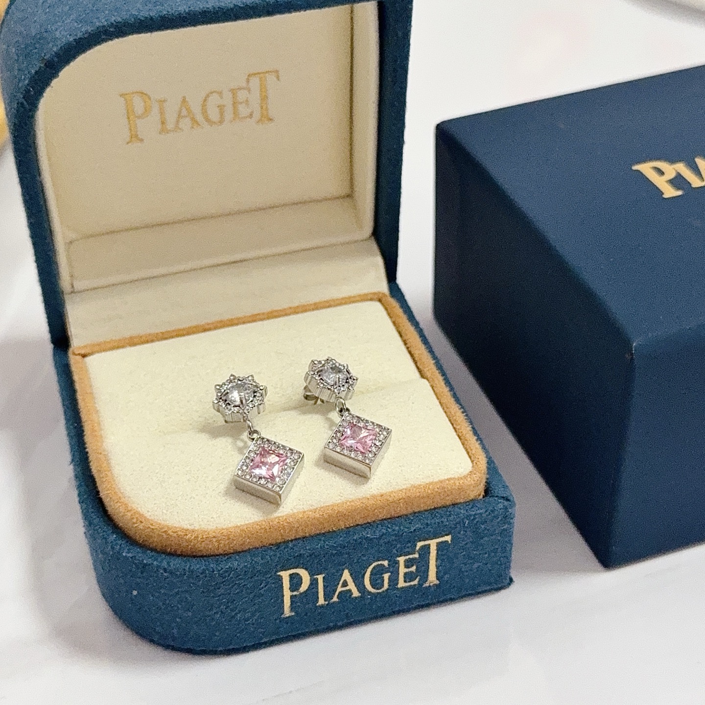 NO:583671,Piaget earrings, high-end customized version, inlay technology, V-gold material, every detail is luxurious. The metal texture and texture complement each other, shining under the light, low-key yet luxurious charm, whether it is a business occasion or a sweet date, it can highlight sophistication and elegance~, high-quality jewelry, Piaget19860909Piaget伯爵耳钉 高端定制版本 镶嵌工艺 ,V金材质 ,细节处尽显奢华.金属质感与纹理相互映衬,光线之下,熠熠生辉,低调又不失奢华魅力,无论是商务场合还是甜蜜约会都能凸显精致和优雅~,饰品精品,piaget,Jewelry