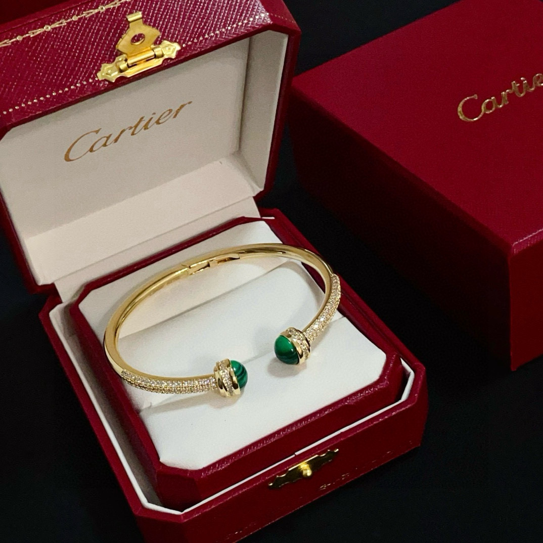 NO:583676,Cartier diamond-encrusted leather cord bracelet. High-end customized version. Diamond-encrusted craftsmanship. V gold material. Classic and fashionable style. Reconstruct the aesthetics of love with sharp lines!  Breaking the rules, the diamond-encrusted design actually achieves the ceiling of high-end sense - no need for flashy accumulation, love should be as pure as ever. Cartier is loved by many celebrities and Internet celebrities. The Leopard series bracelet is absolutely an eternal classic, and it is not limited to men and women, and there is no age limit!  Wear it and you will be the center of attention!  , jewelry boutique, cartier, bracelet19860909卡地亚镶钻皮绳手镯 高端定制版本 镶嵌钻工艺 V金材质 经典而时尚风格 用凌厉线条重构爱情美学！打破常规,镶嵌钻设计反而成就高级感天花板——无需浮华堆砌,爱本应纯粹如初 卡地亚受众多明星网红的爱戴 豹子系列手镯 绝对是永恒经典 而且男女不限 年龄不限 ！戴上它你就是焦点！,饰品精品,cartier,bracelet,Jewelry