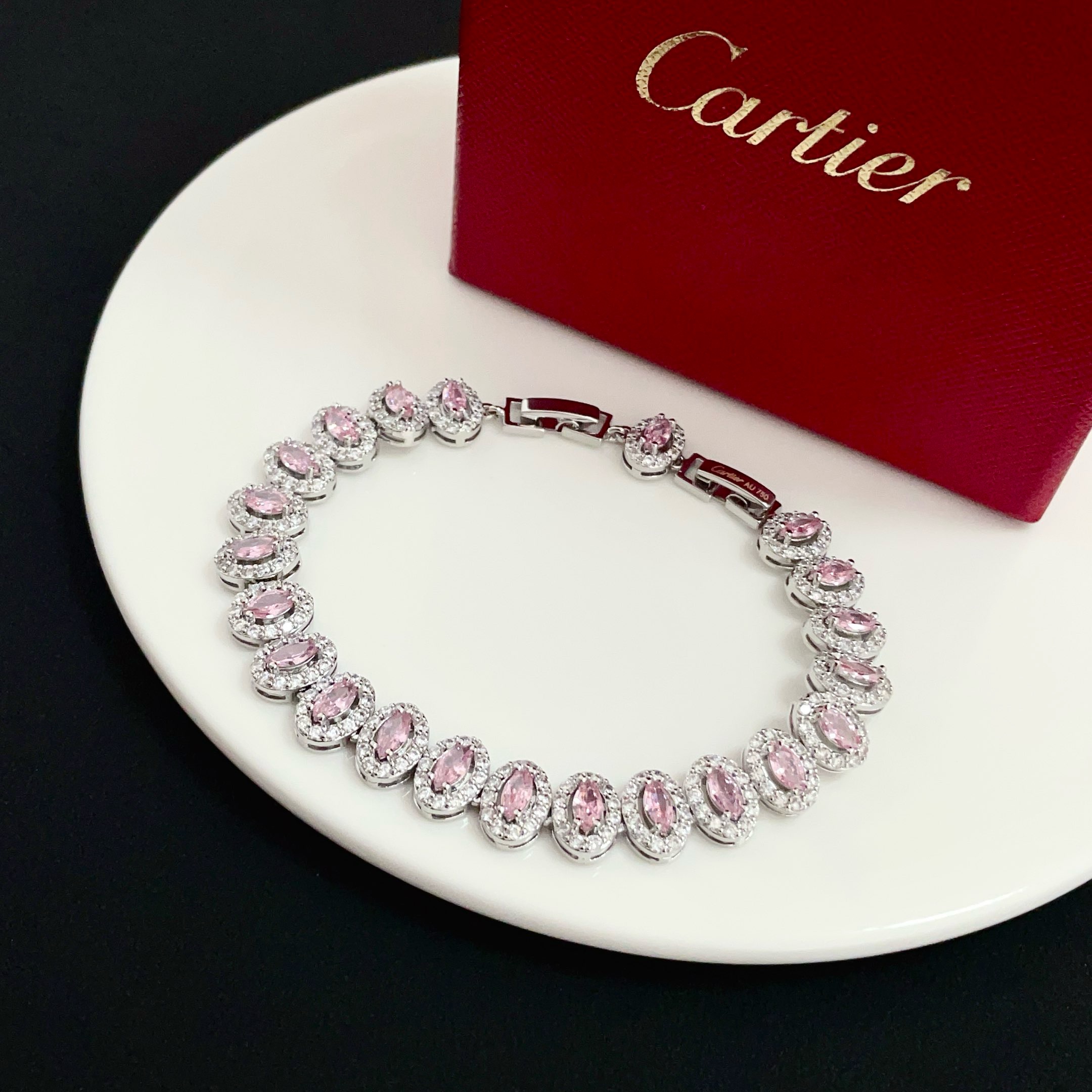 Cartier 卡地亚粉钻手链 高端定制版本 镶嵌钻工艺 V金材质 而 风格 用凌厉线条重构爱情美学 打破常规