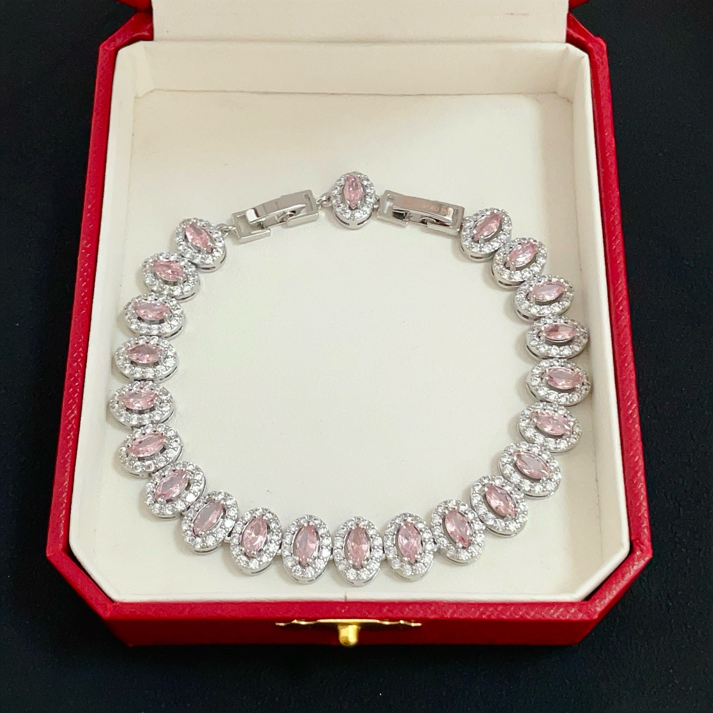 Cartier 卡地亚粉钻手链 高端定制版本 镶嵌钻工艺 V金材质 而 风格 用凌厉线条重构爱情美学 打破常规