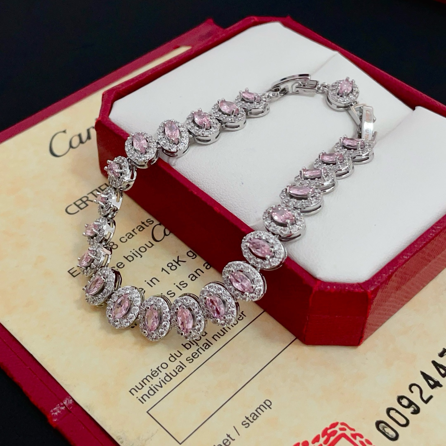 Cartier 卡地亚粉钻手链 高端定制版本 镶嵌钻工艺 V金材质 而 风格 用凌厉线条重构爱情美学 打破常规