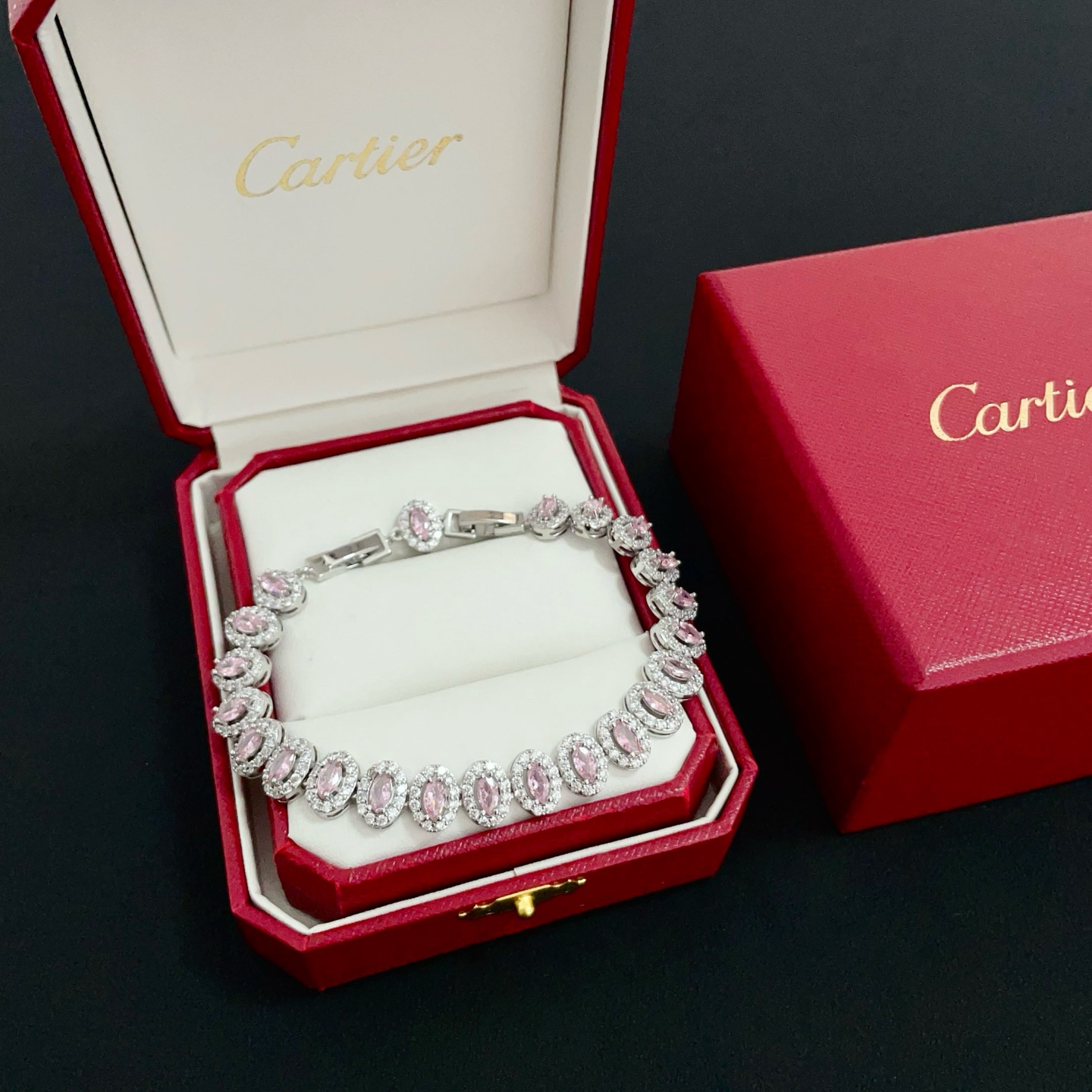 Cartier 卡地亚粉钻手链 高端定制版本 镶嵌钻工艺 V金材质 而 风格 用凌厉线条重构爱情美学 打破常规