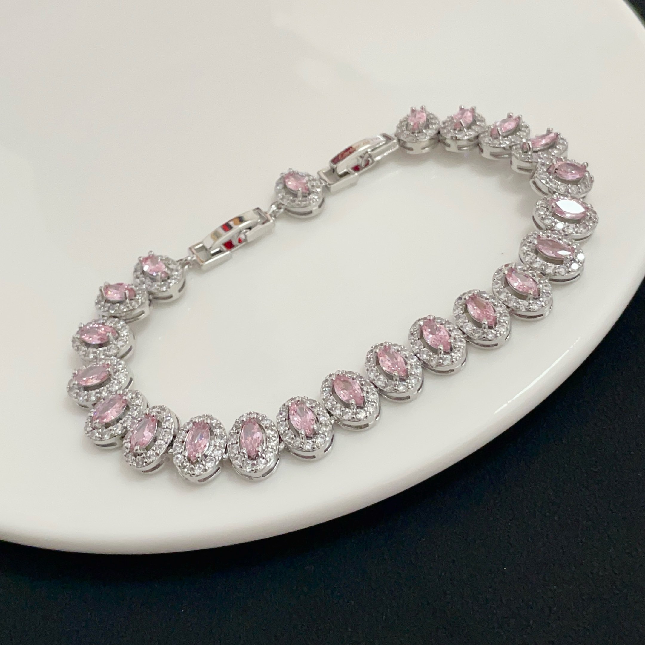 Cartier 卡地亚粉钻手链 高端定制版本 镶嵌钻工艺 V金材质 而 风格 用凌厉线条重构爱情美学 打破常规