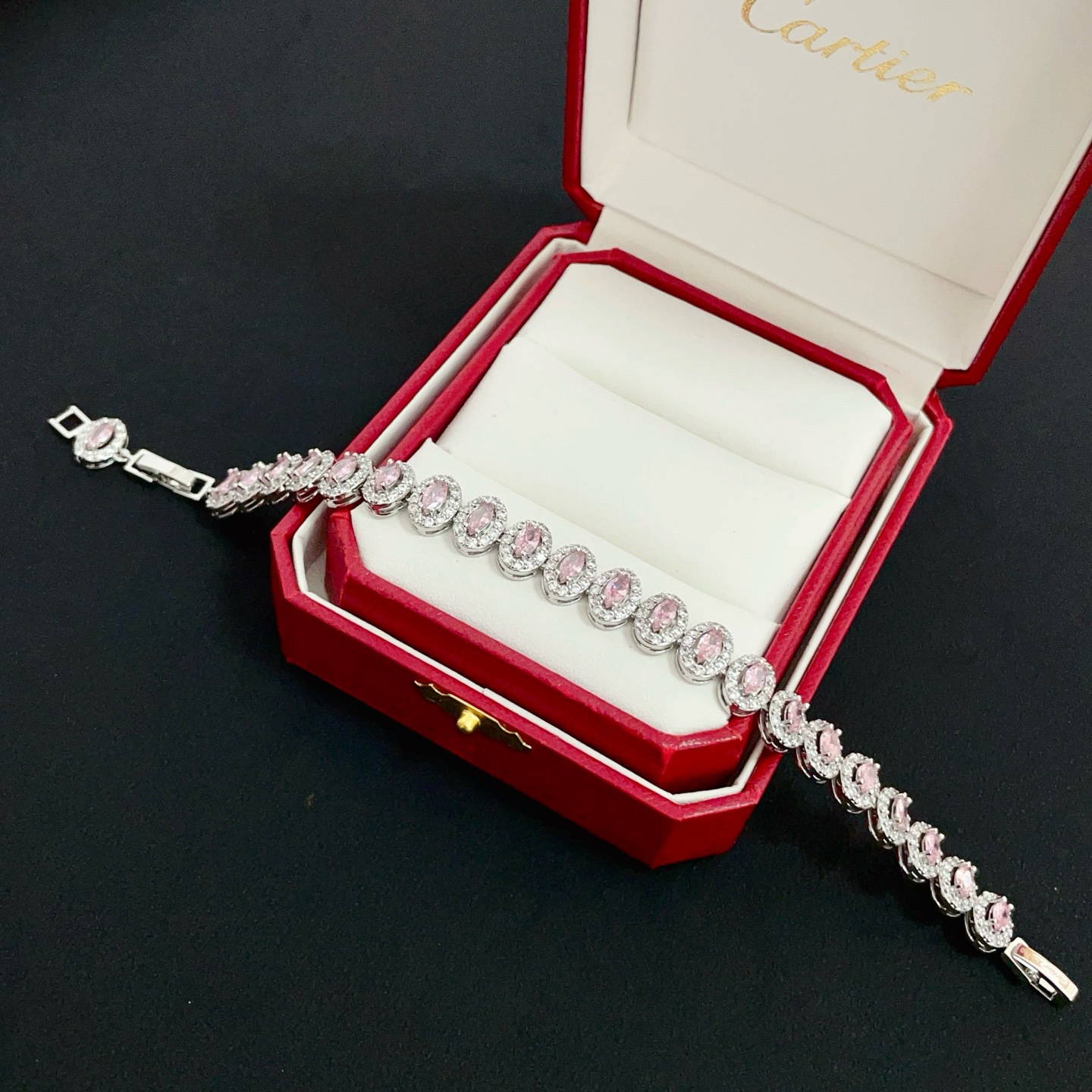 Cartier 卡地亚粉钻手链 高端定制版本 镶嵌钻工艺 V金材质 而 风格 用凌厉线条重构爱情美学 打破常规